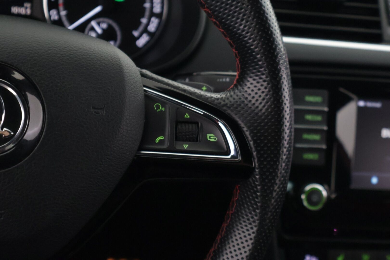 Skoda Octavia 2015 2,0 TSI RS DSG Autom * ACC / Adapt Bi-Xenon / Tutkat / Lohko+Sisälämmitin * - *Suomi-auto / Kahdet renkaat vanteineen / Pirteä RS * - HULLU BLACKWEEK KORKOTARJOUS 2,49%