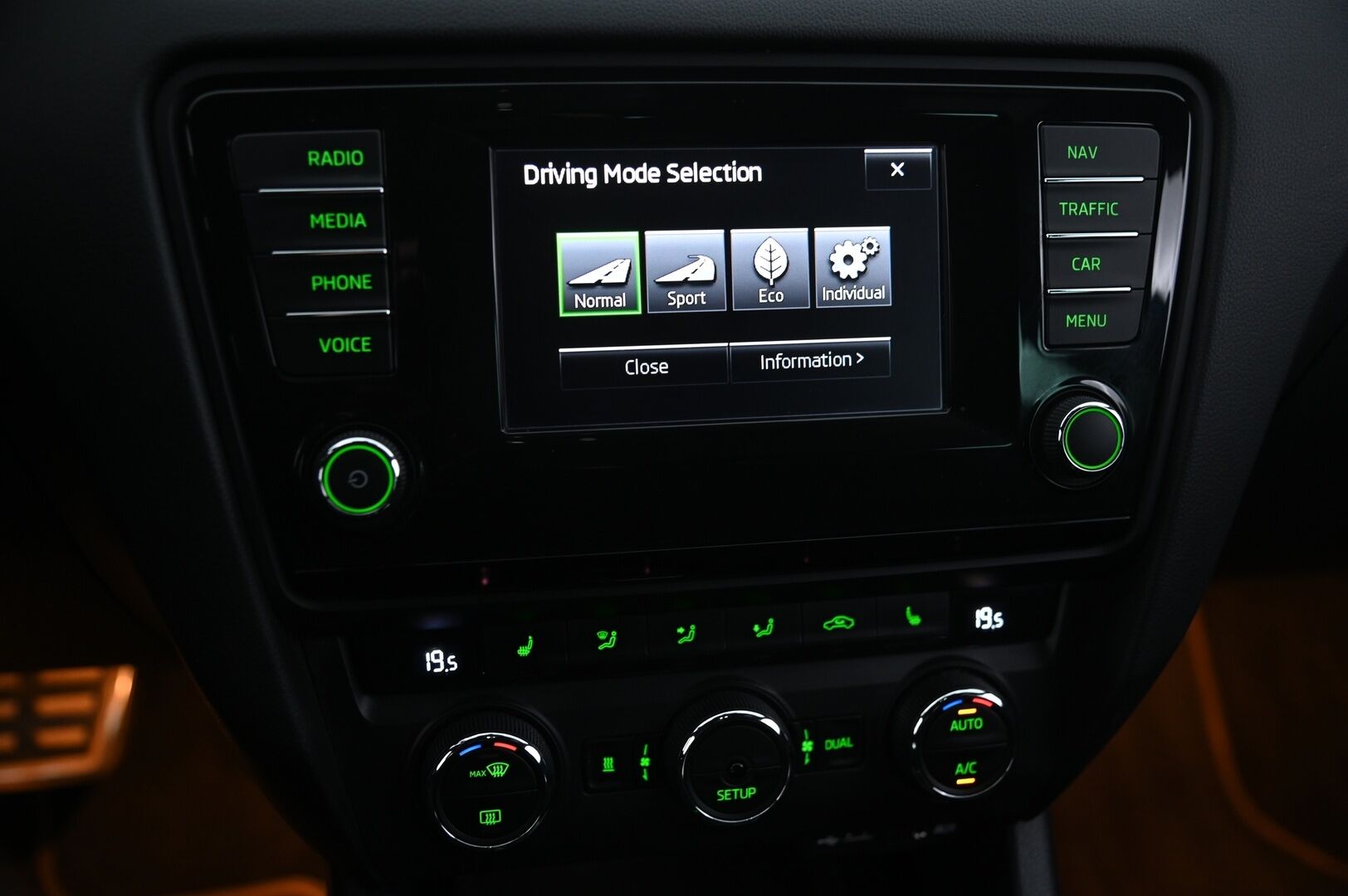 Skoda Octavia 2015 Combi 2,0 TDI RS DSG Autom. - RS Challenge | ACC | Webasto | Navi | Vetokoukku | P:Kamera | 2x Renkaat&Vanteet