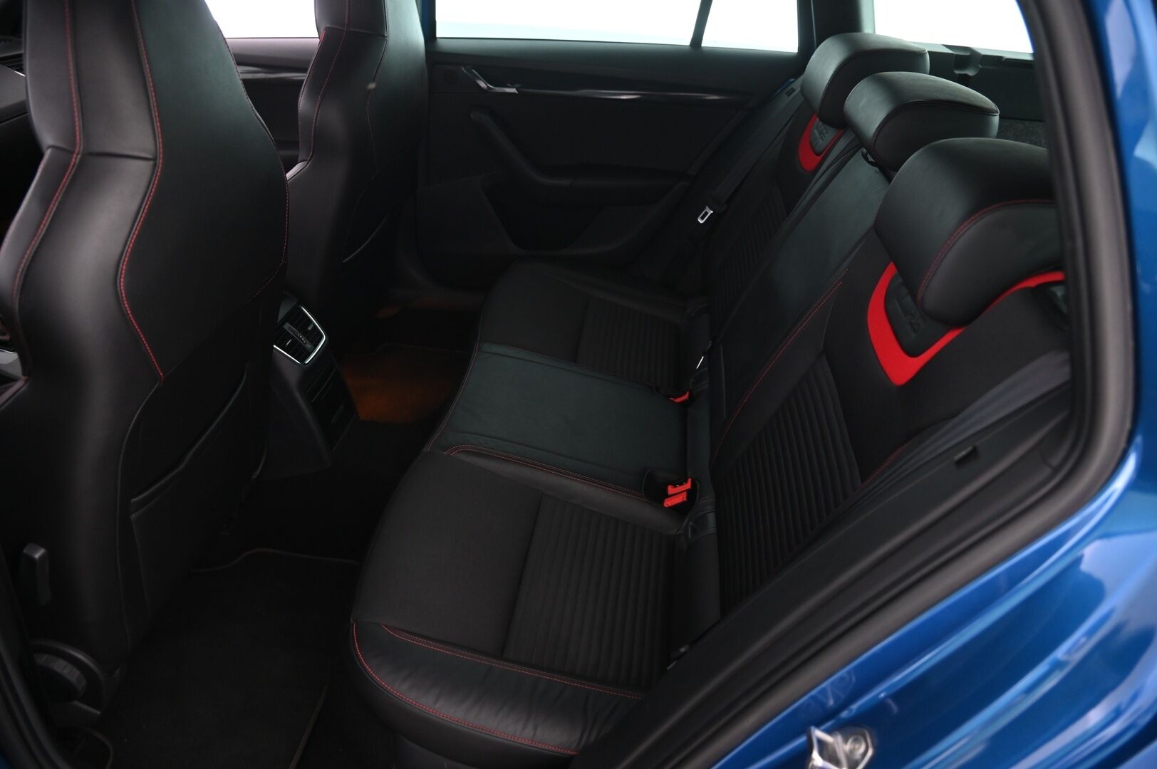 Skoda Octavia 2015 Combi 2,0 TDI RS DSG Autom. - RS Challenge | ACC | Webasto | Navi | Vetokoukku | P:Kamera | 2x Renkaat&Vanteet