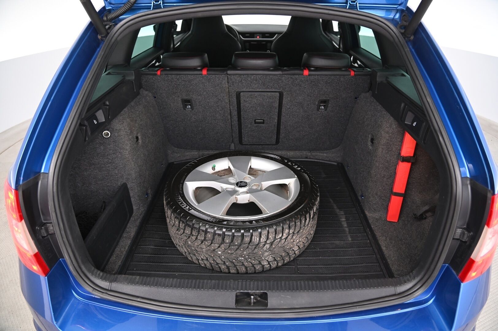 Skoda Octavia 2015 Combi 2,0 TDI RS DSG Autom. - RS Challenge | ACC | Webasto | Navi | Vetokoukku | P:Kamera | 2x Renkaat&Vanteet