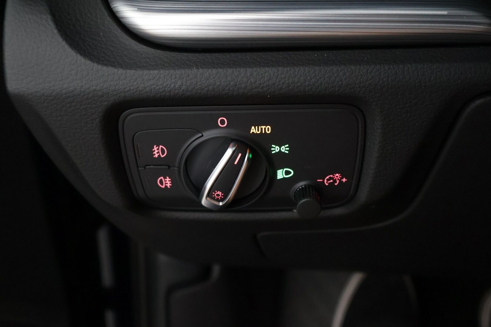 Audi A3 2014 Sportback g-tron Business Sport 1,4 TFSI * Urheiluistuimet / Xenon / Lohko + sisä / P-tutkat * - Renkaat kunnossa / Katsastettu / Jakopää ok / HALPA *