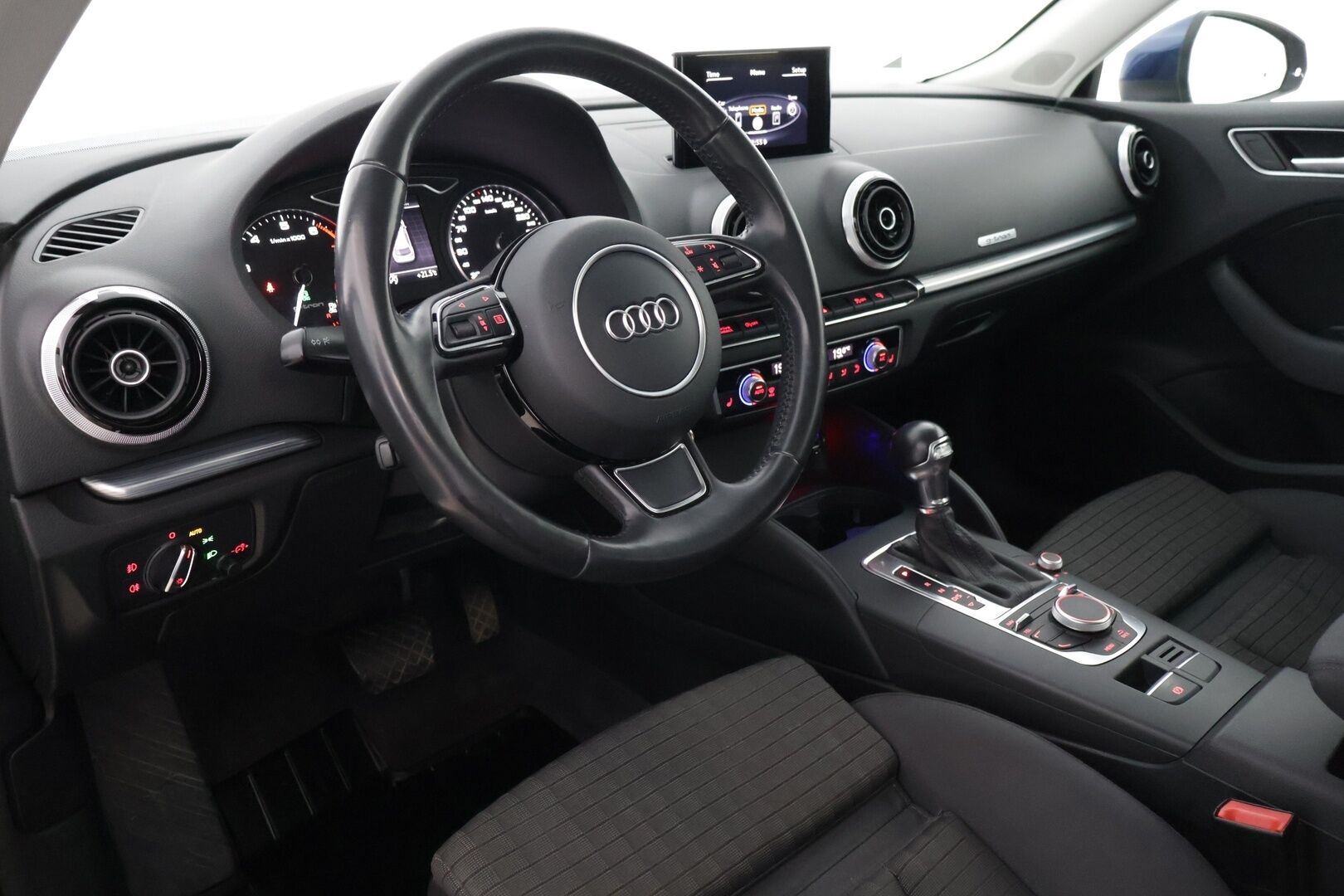 Audi A3 2014 Sportback g-tron Business Sport 1,4 TFSI * Urheiluistuimet / Xenon / Lohko + sisä / P-tutkat * - Renkaat kunnossa / Katsastettu / Jakopää ok / HALPA *