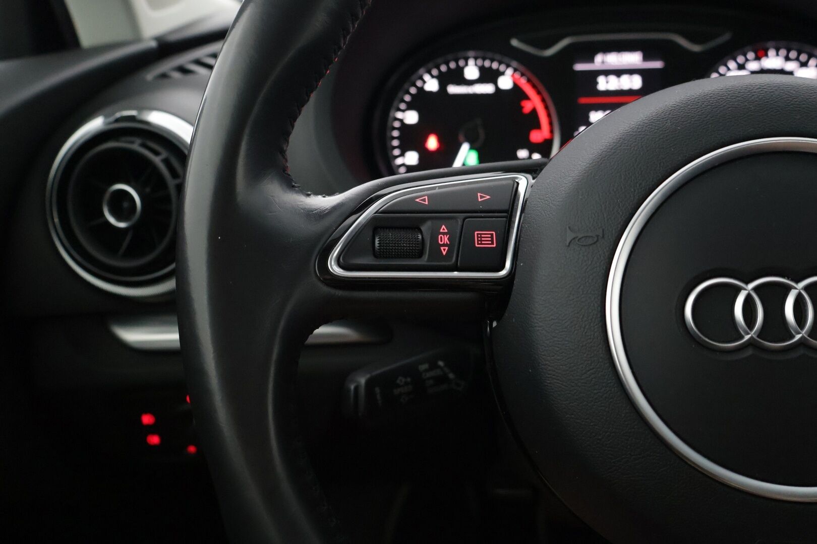 Audi A3 2014 Sportback g-tron Business Sport 1,4 TFSI * Urheiluistuimet / Xenon / Lohko + sisä / P-tutkat * - Renkaat kunnossa / Katsastettu / Jakopää ok / HALPA *