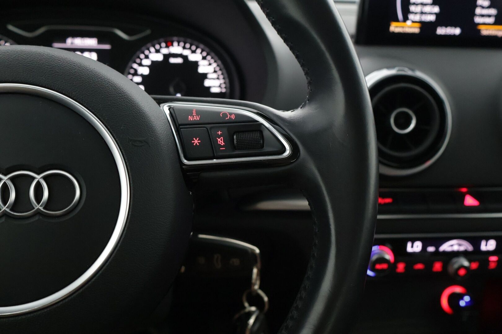 Audi A3 2014 Sportback g-tron Business Sport 1,4 TFSI * Urheiluistuimet / Xenon / Lohko + sisä / P-tutkat * - Renkaat kunnossa / Katsastettu / Jakopää ok / HALPA *