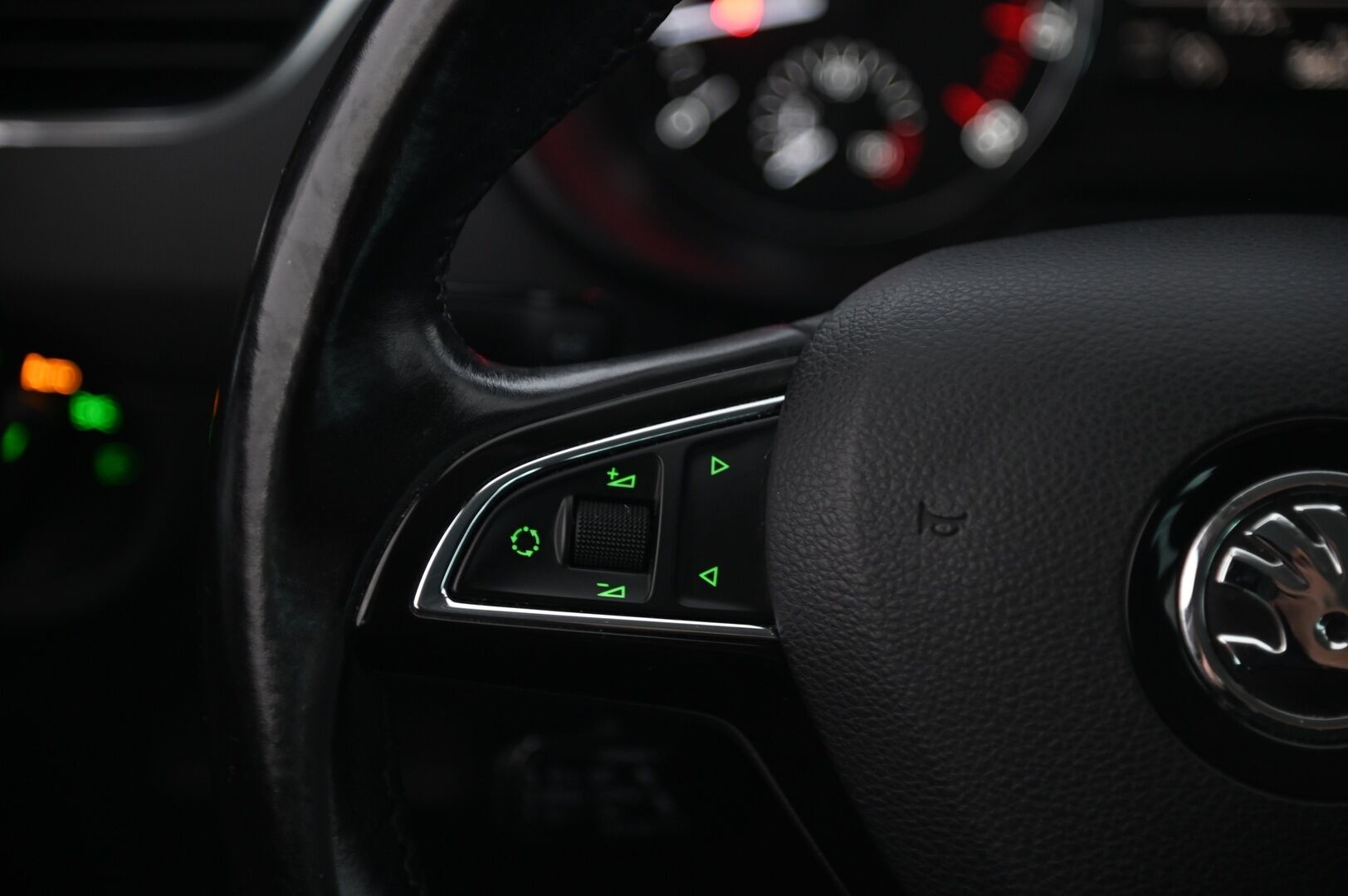 Skoda Octavia 2014 Combi 1,8 TSI 4x4 Elegance DSG Autom. *Webasto / Koukku / Kuskin penkki muistilla / Suomi-auto* - *Kahdet renkaat aluvanteilla / Juuri huollettu!*