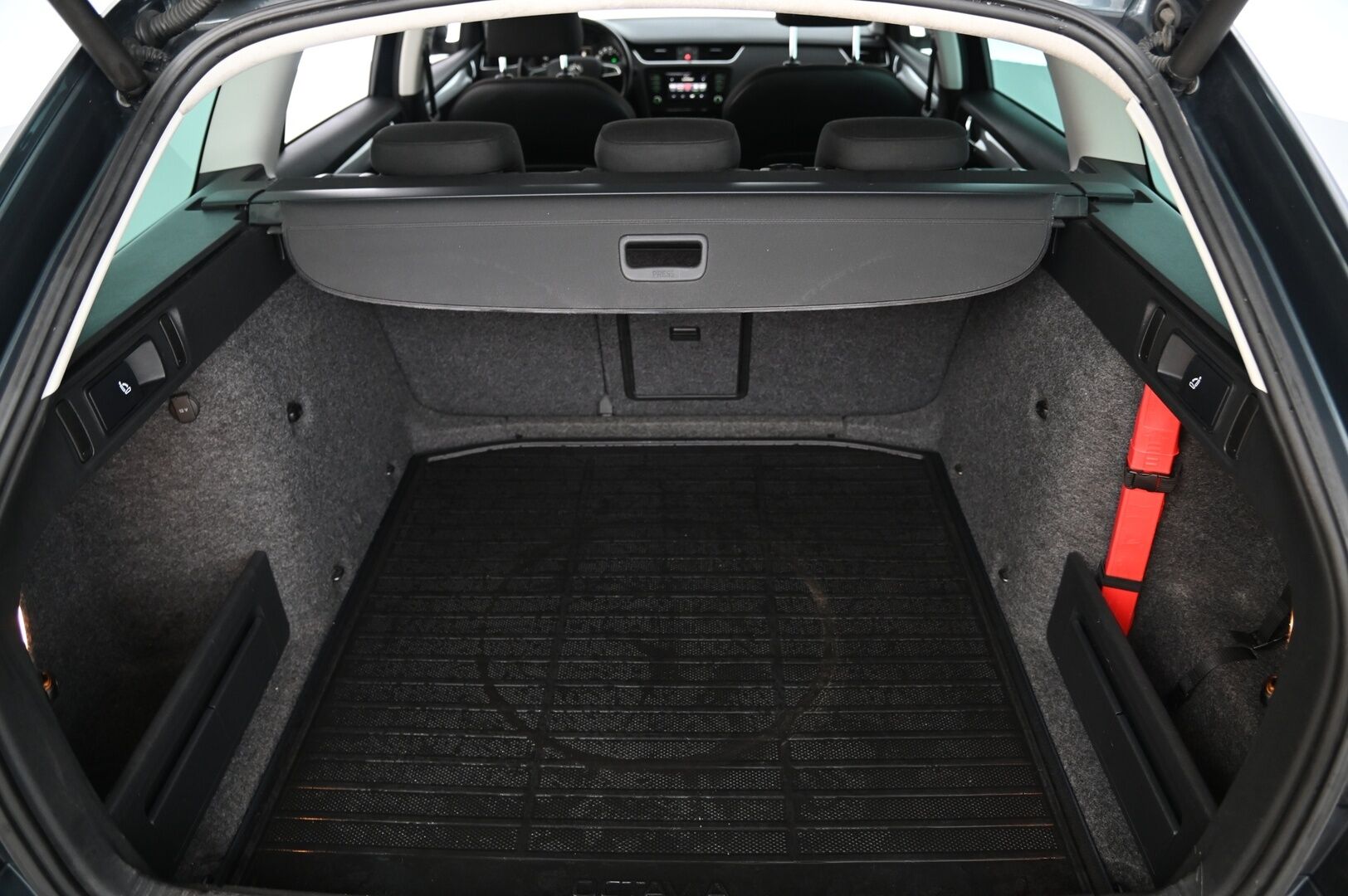 Skoda Octavia 2014 Combi 1,8 TSI 4x4 Elegance DSG Autom. *Webasto / Koukku / Kuskin penkki muistilla / Suomi-auto* - *Kahdet renkaat aluvanteilla / Juuri huollettu!*