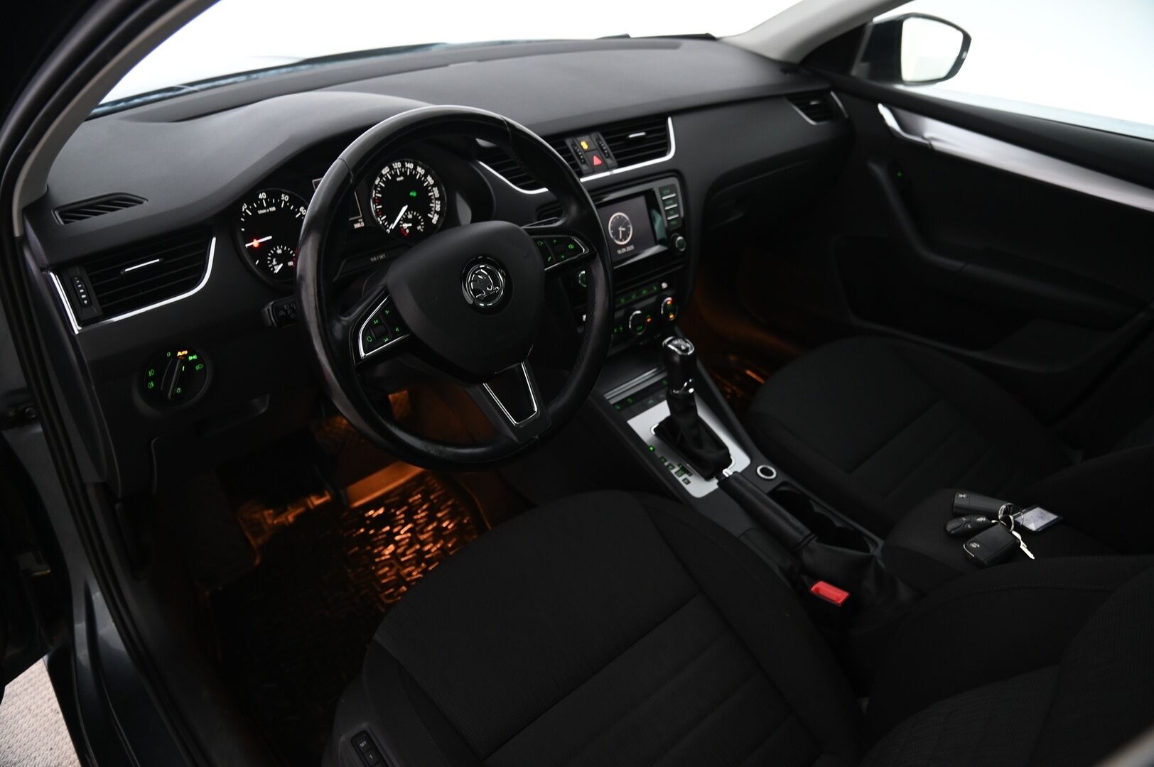 Skoda Octavia 2014 Combi 1,8 TSI 4x4 Elegance DSG Autom. *Webasto / Koukku / Kuskin penkki muistilla / Suomi-auto* - *Kahdet renkaat aluvanteilla / Juuri huollettu!*