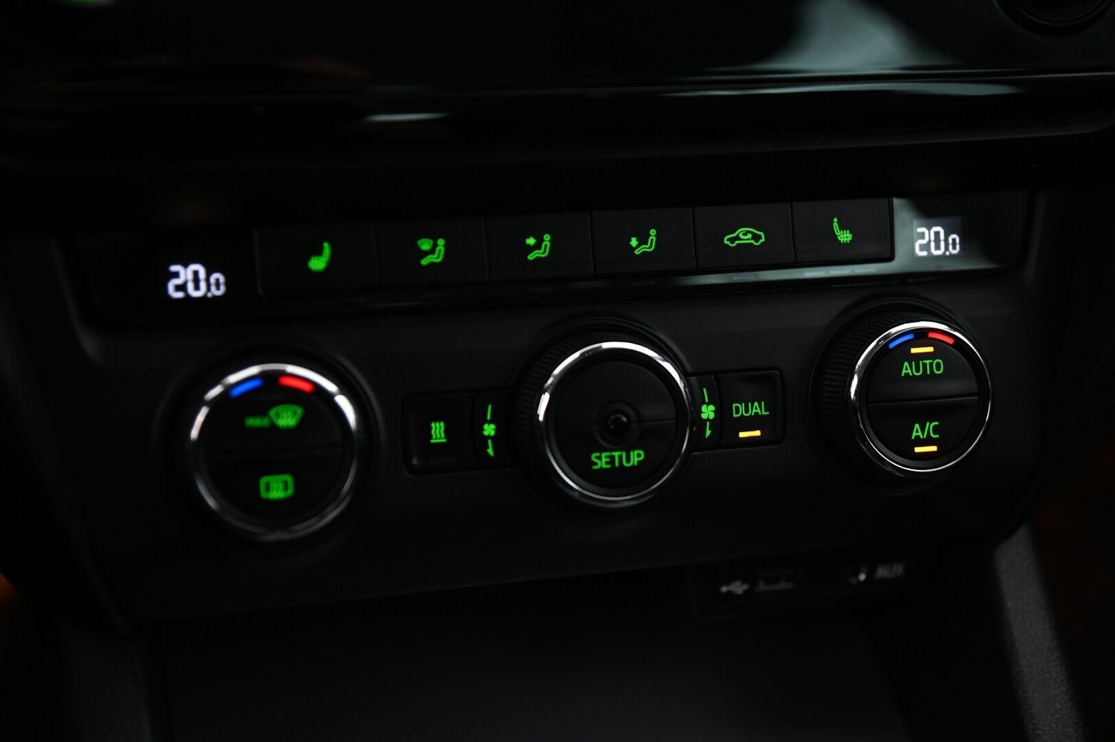 Skoda Octavia 2014 Combi 1,8 TSI 4x4 Elegance DSG Autom. *Webasto / Koukku / Kuskin penkki muistilla / Suomi-auto* - *Kahdet renkaat aluvanteilla / Juuri huollettu!*