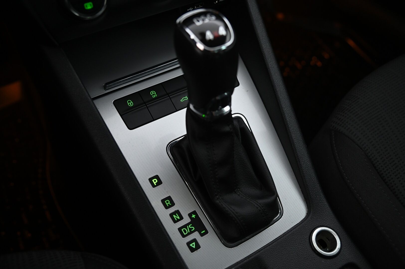 Skoda Octavia 2014 Combi 1,8 TSI 4x4 Elegance DSG Autom. *Webasto / Koukku / Kuskin penkki muistilla / Suomi-auto* - *Kahdet renkaat aluvanteilla / Juuri huollettu!*