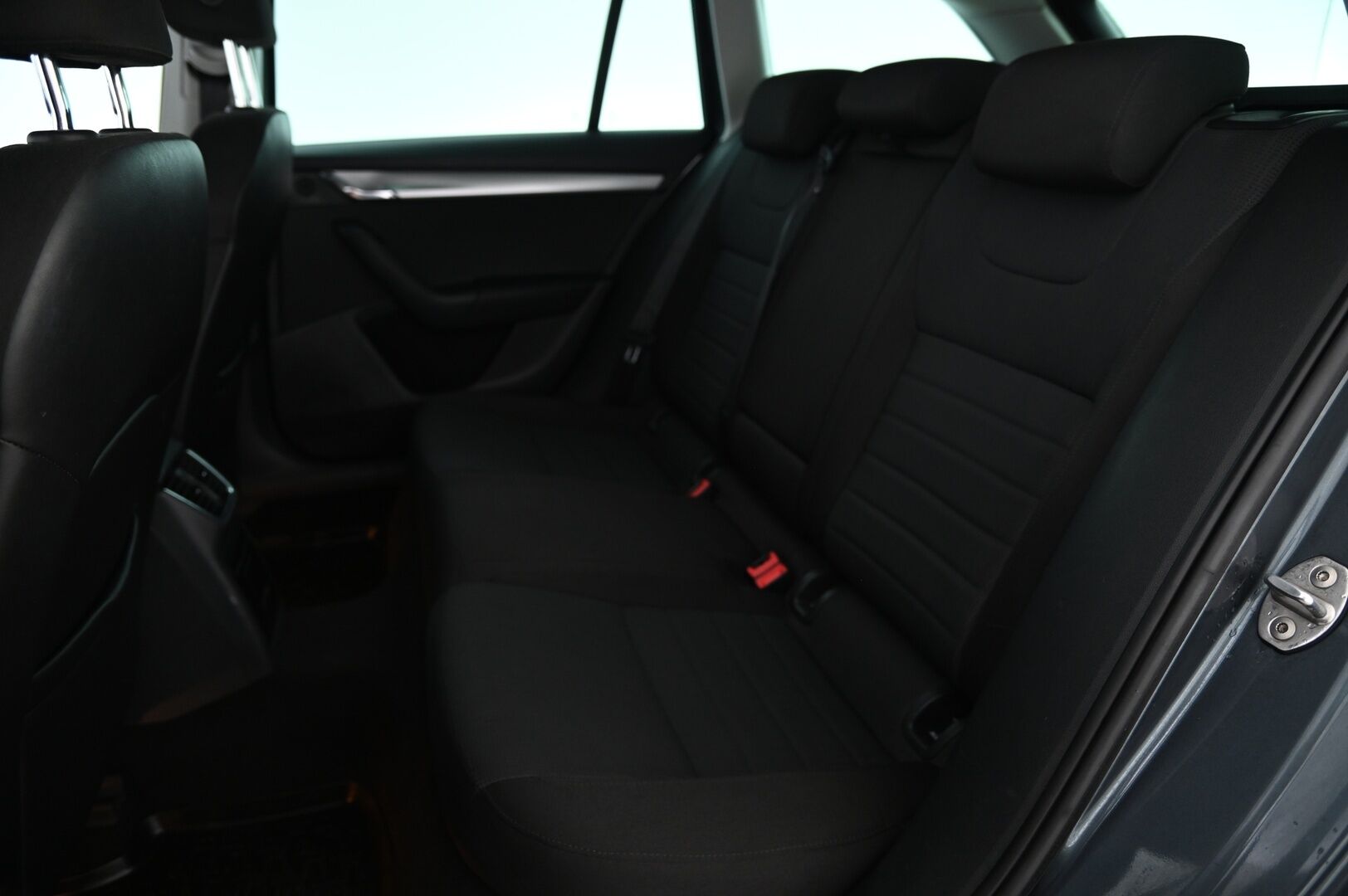 Skoda Octavia 2014 Combi 1,8 TSI 4x4 Elegance DSG Autom. *Webasto / Koukku / Kuskin penkki muistilla / Suomi-auto* - *Kahdet renkaat aluvanteilla / Juuri huollettu!*