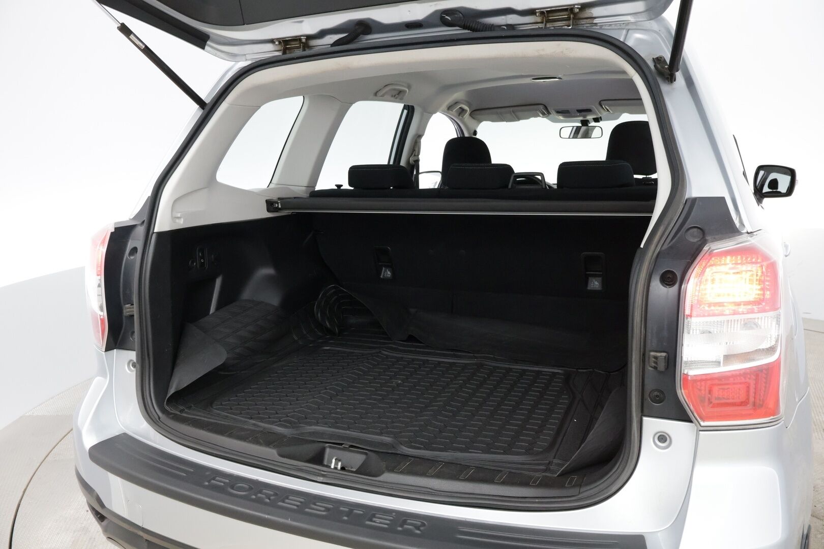 Subaru Forester 2014 2,0i XS CVT * 2Om Suomiauto / Merkkihuollot / Vetokoukku / Peruutuskamera / Lohko & Sisäpistoke / Vakkari - Harvinaisen siisti / Juuri tullut Tampereelle!