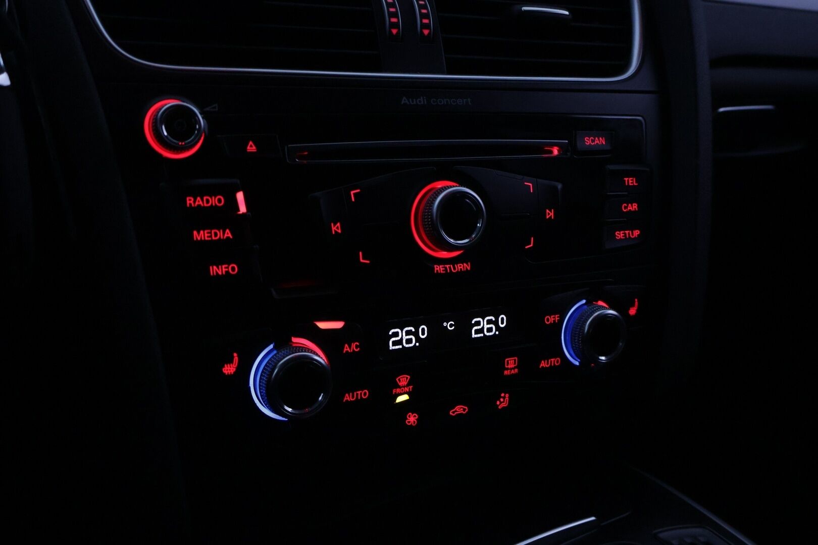 Audi A4 allroad quattro 2014 Business Sport 2,0 TDI 140 kW quattro S tronic *Adapt. vak / P. Tutkat / Lohko / Vetokoukku / S. luukku / Xenon* - Juuri huollettu! / Uudet nasta renkaat / Suomi-auto