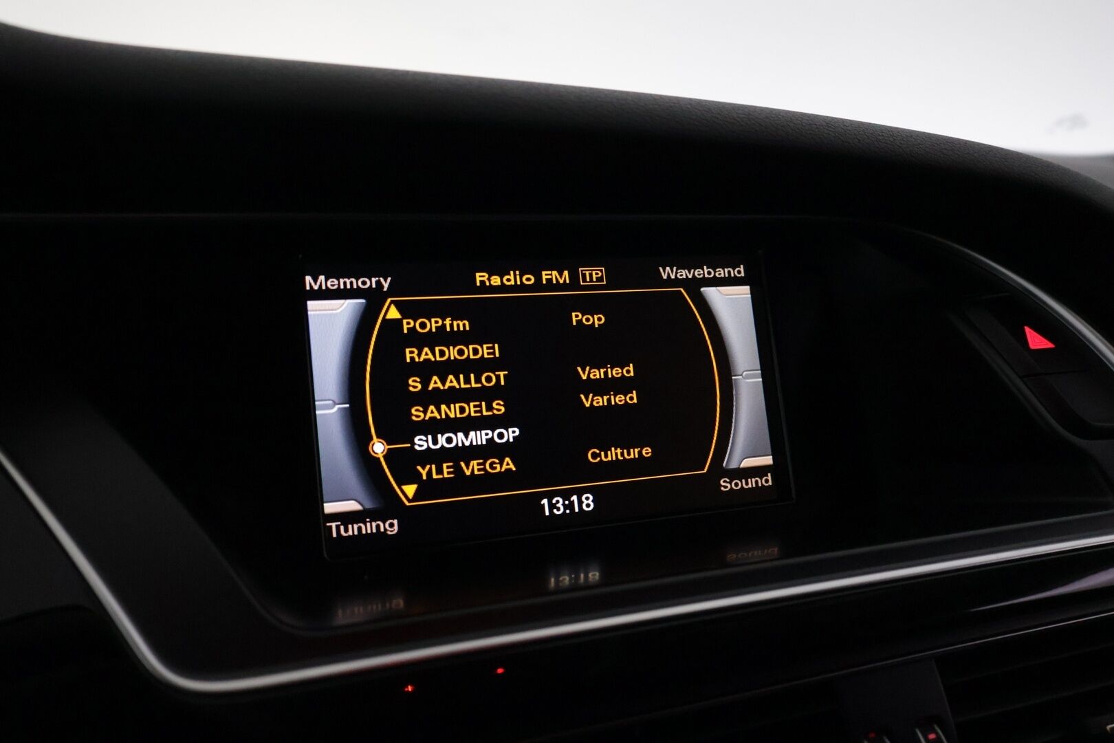 Audi A4 allroad quattro 2014 Business Sport 2,0 TDI 140 kW quattro S tronic *Adapt. vak / P. Tutkat / Lohko / Vetokoukku / S. luukku / Xenon* - Juuri huollettu! / Uudet nasta renkaat / Suomi-auto