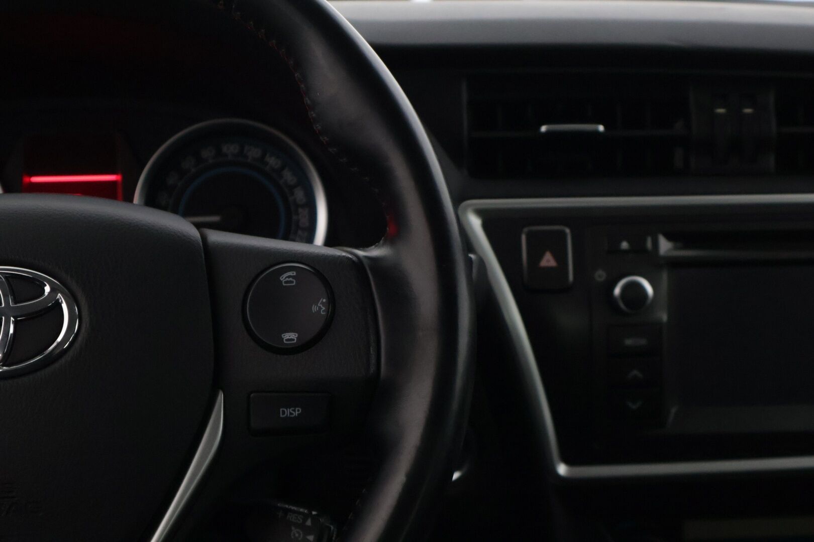 Toyota Auris 2014 Touring Sports 1,8 Hybrid Active * P-Kamera / Lohko+sisä / Vakionopeudensäädin / BT Audio * - Kahdet renkaat alumiinivanteilla! 