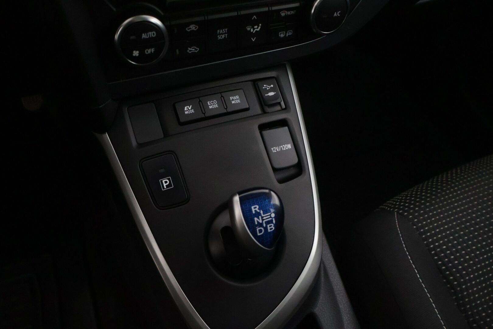 Toyota Auris 2014 Touring Sports 1,8 Hybrid Active * P-Kamera / Lohko+sisä / Vakionopeudensäädin / BT Audio * - Kahdet renkaat alumiinivanteilla! 