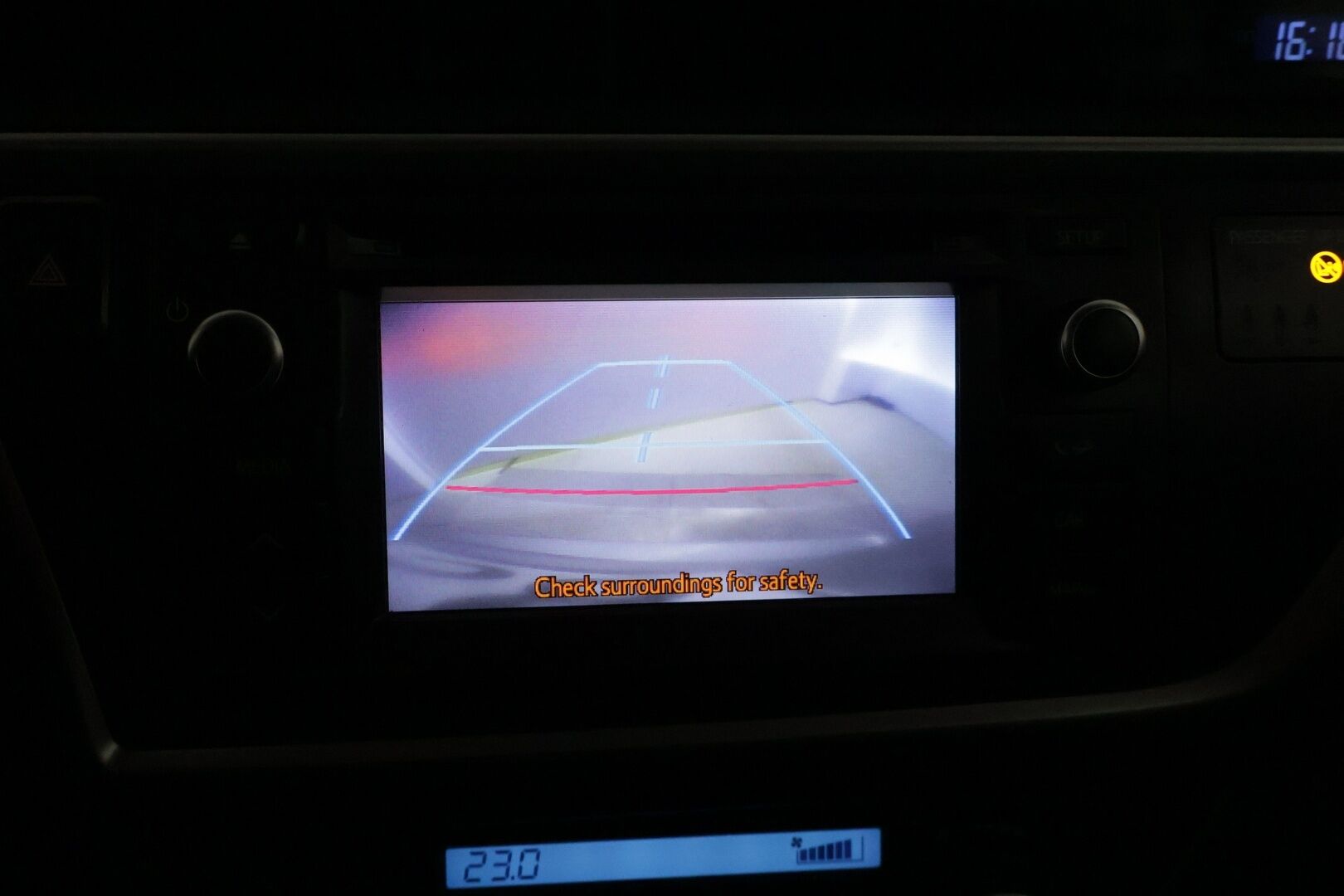 Toyota Auris 2014 Touring Sports 1,8 Hybrid Active * P-Kamera / Lohko+sisä / Vakionopeudensäädin / BT Audio * - Kahdet renkaat alumiinivanteilla! 