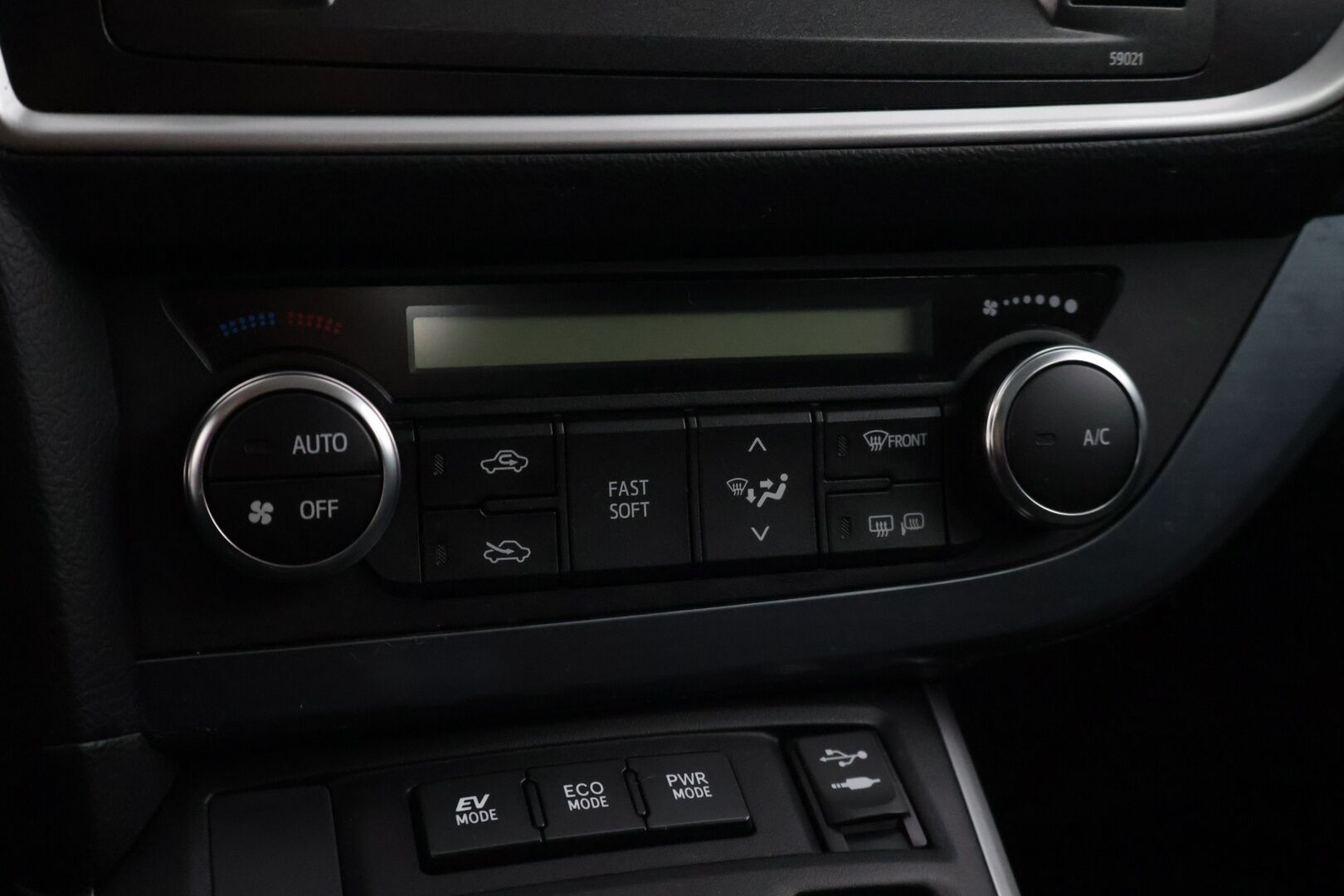 Toyota Auris 2014 Touring Sports 1,8 Hybrid Active * P-Kamera / Lohko+sisä / Vakionopeudensäädin / BT Audio * - Viimeisin huolto 2/26 180tkm! / Kahdet renkaat alumiinivanteilla! 