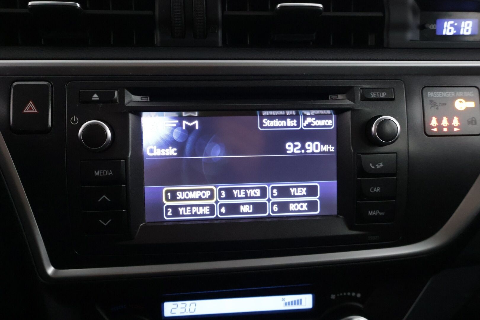 Toyota Auris 2014 Touring Sports 1,8 Hybrid Active * P-Kamera / Lohko+sisä / Vakionopeudensäädin / BT Audio * - Viimeisin huolto 2/26 180tkm! / Kahdet renkaat alumiinivanteilla! 