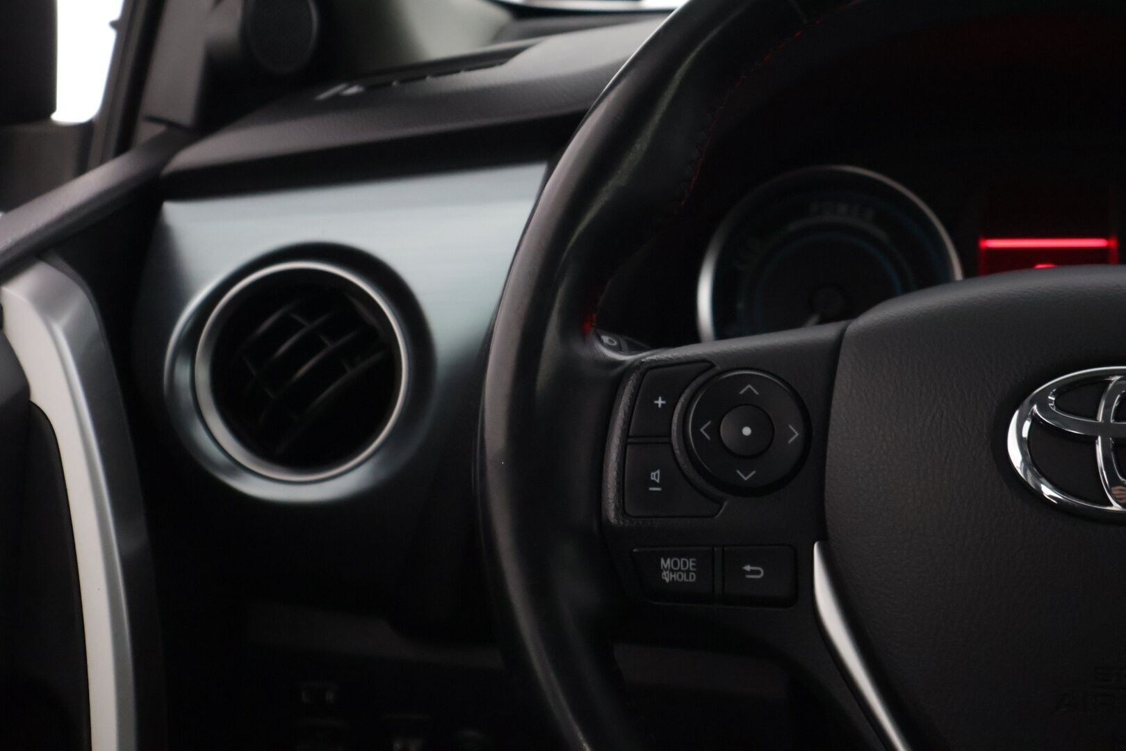 Toyota Auris 2014 Touring Sports 1,8 Hybrid Active * P-Kamera / Lohko+sisä / Vakionopeudensäädin / BT Audio * - Viimeisin huolto 2/26 180tkm! / Kahdet renkaat alumiinivanteilla! 