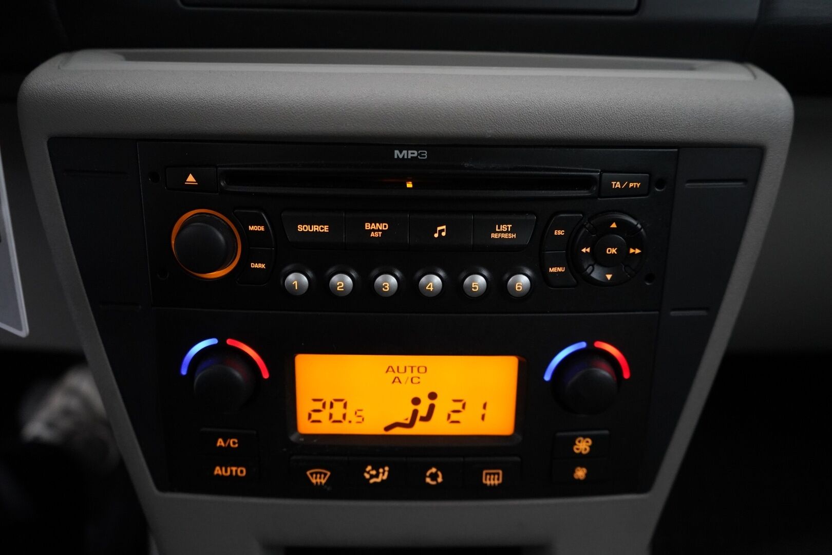 Citroen C4 2007 2.0i VTR Berline Autom. *Vakionopeudensäädin / Lohko+Sisä / Ilmastointi * - * Siisti / Kahdet hyvät renkaat / Pienet kilometrit*