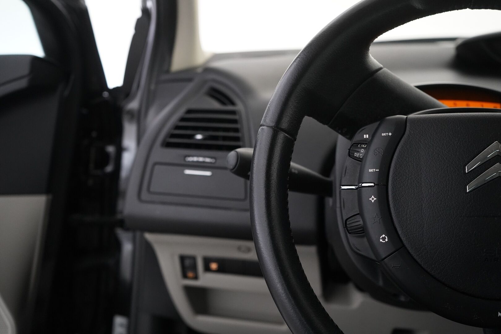 Citroen C4 2007 2.0i VTR Berline Autom. *Vakionopeudensäädin / Lohko+Sisä / Ilmastointi * - * Siisti / Kahdet hyvät renkaat / Pienet kilometrit*