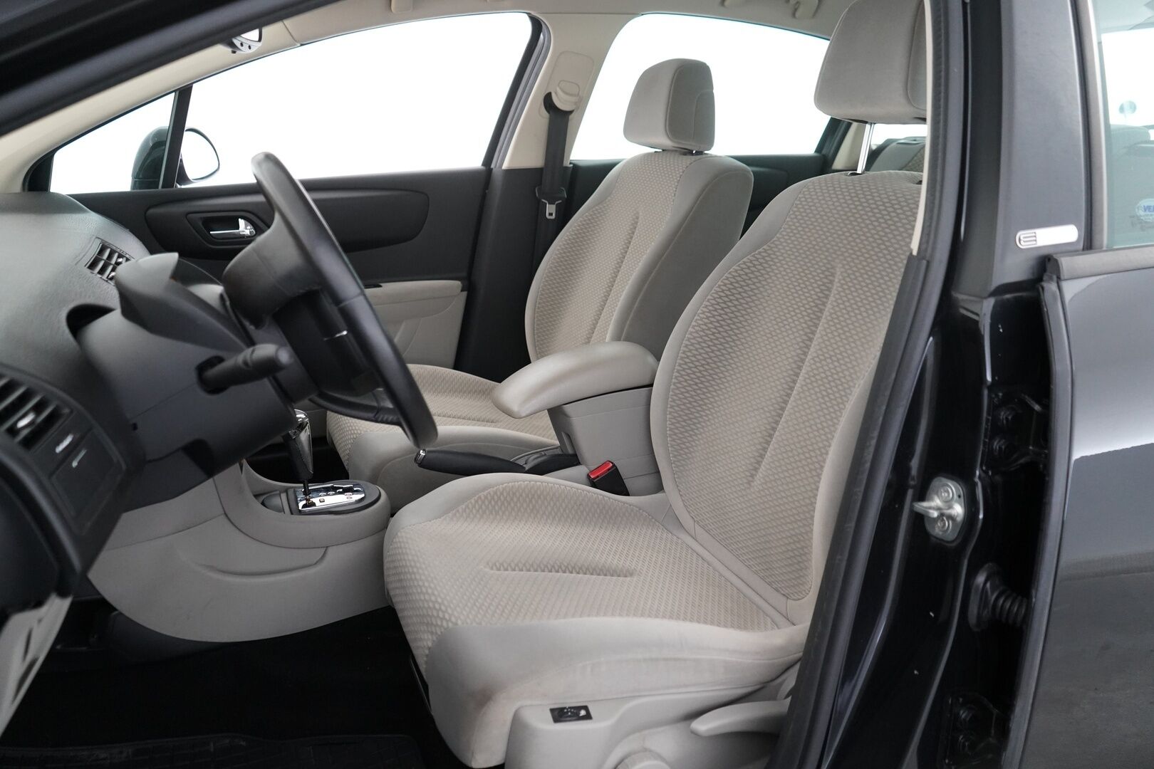 Citroen C4 2007 2.0i VTR Berline Autom. *Vakionopeudensäädin / Lohko+Sisä / Ilmastointi * - * Siisti / Kahdet hyvät renkaat / Pienet kilometrit*