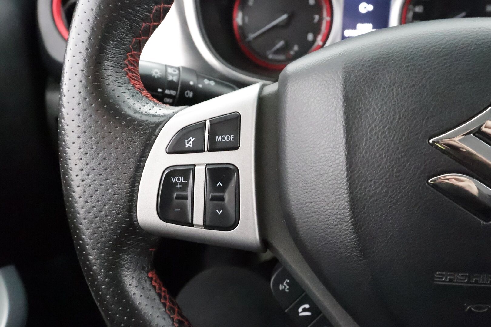 Suzuki Vitara 2016 1,4 BOOSTERJET 4WD S 6MT * ACC / P.kamera / LED / Navi / Lohko+Sisä / Koukku / Keyless / Puolinahat * - Suomi-auto / Kahdet renkaat aluvanteilla 