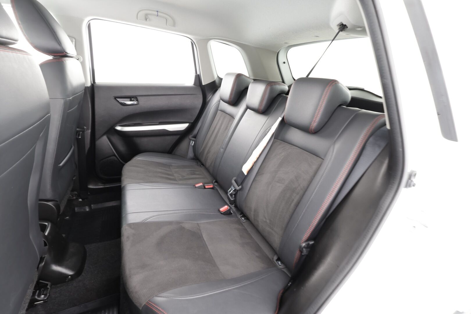 Suzuki Vitara 2016 1,4 BOOSTERJET 4WD S 6MT * ACC / P.kamera / LED / Navi / Lohko+Sisä / Koukku / Keyless / Puolinahat * - Suomi-auto / Kahdet renkaat aluvanteilla 