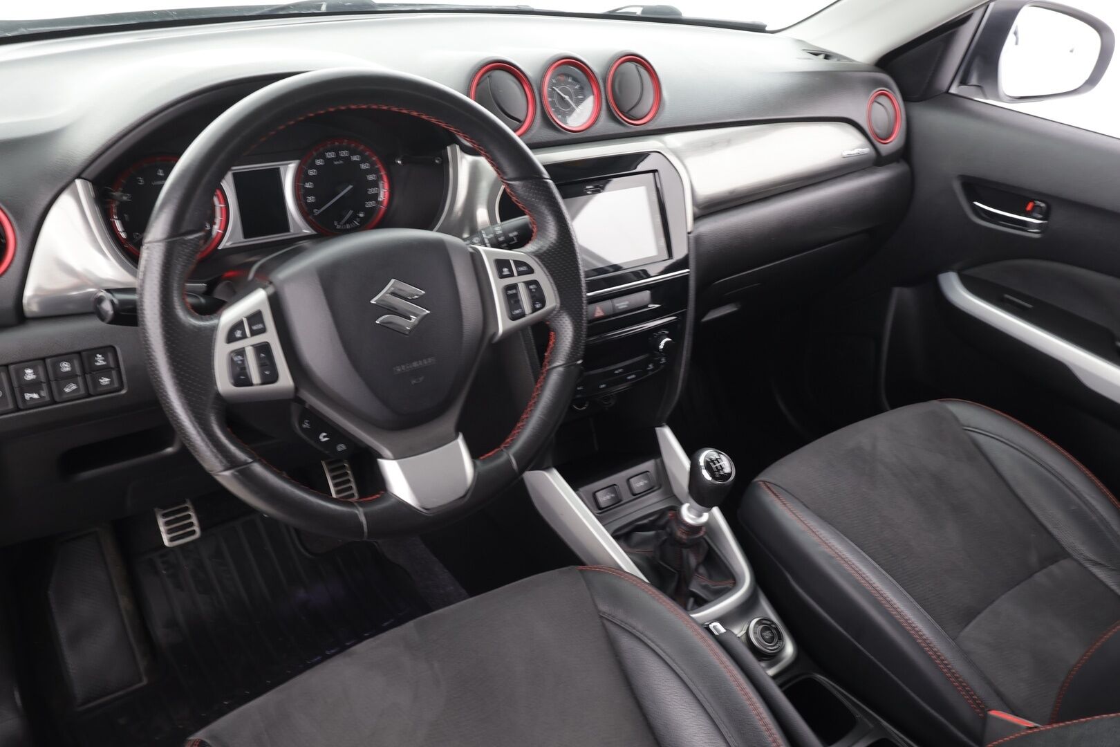 Suzuki Vitara 2016 1,4 BOOSTERJET 4WD S 6MT * ACC / P.kamera / LED / Navi / Lohko+Sisä / Koukku / Keyless / Puolinahat * - Suomi-auto / Kahdet renkaat aluvanteilla 