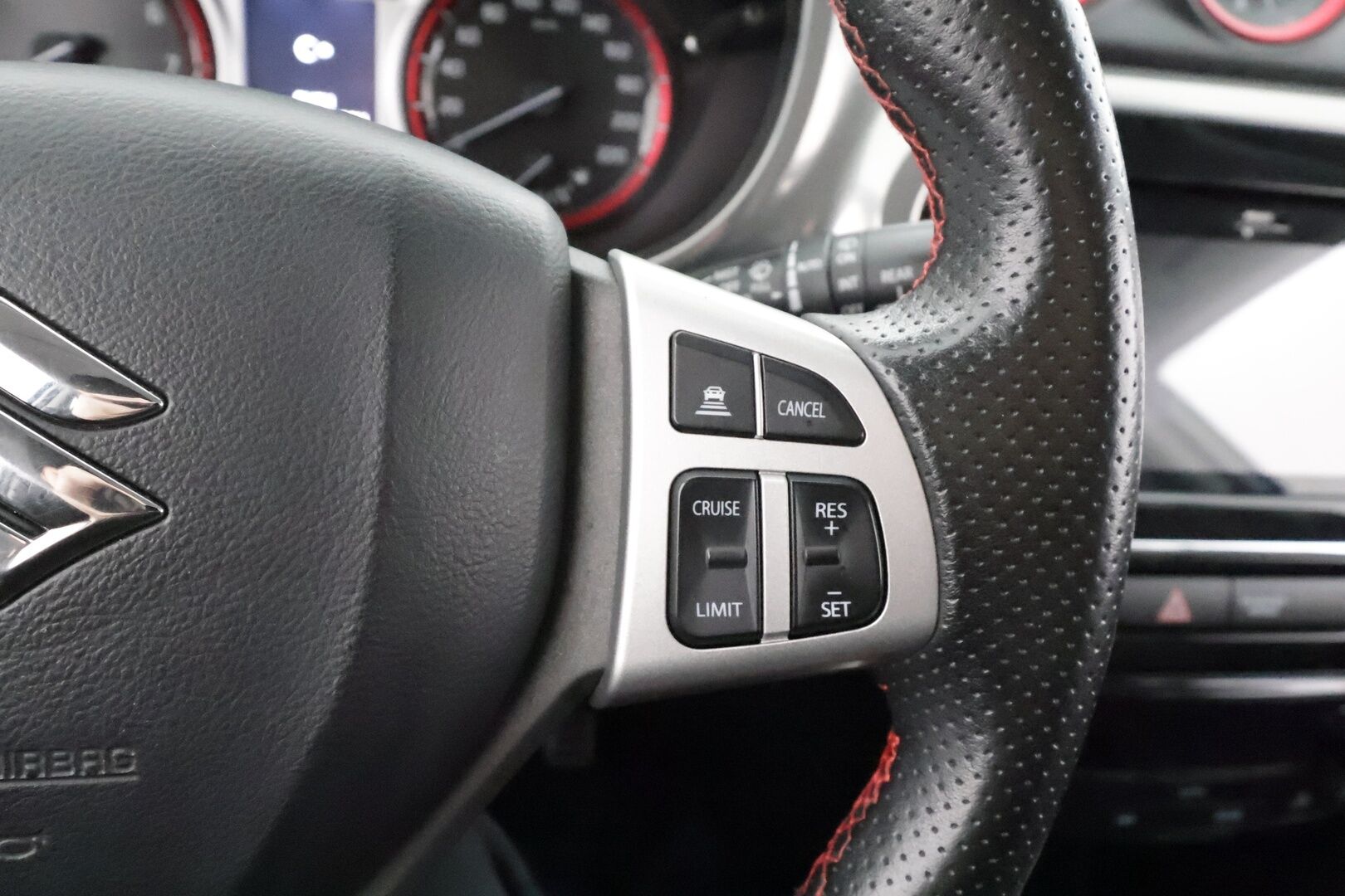 Suzuki Vitara 2016 1,4 BOOSTERJET 4WD S 6MT * ACC / P.kamera / LED / Navi / Lohko+Sisä / Koukku / Keyless / Puolinahat * - Suomi-auto / Kahdet renkaat aluvanteilla 