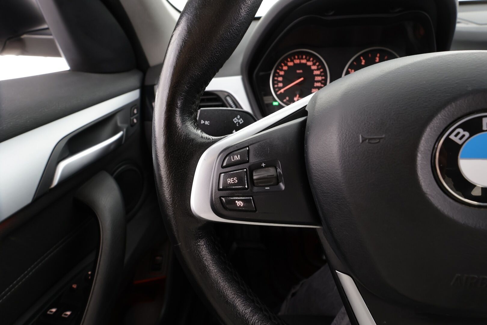 BMW X1 2016 F48 xDrive18d A Business * Vakkari / P.kamera / LED / Navi / Sporttipenkit / Koukku / Hifi / Comfort Access * - 1.Om Suomi-auto / Kahdet renkaat aluvanteilla - HULLU BLACKWEEK KORKOTARJOUS 2,49%