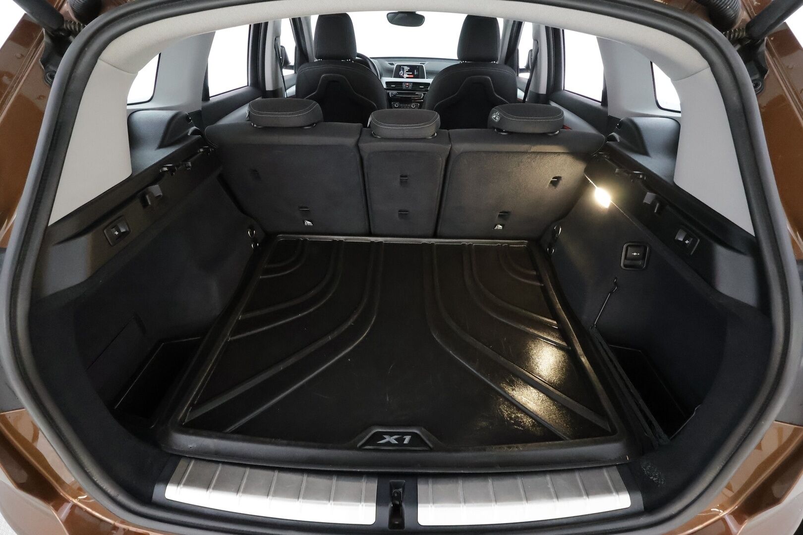 BMW X1 2016 F48 xDrive18d A Business * Vakkari / P.kamera / LED / Navi / Sporttipenkit / Koukku / Hifi / Comfort Access * - 1.Om Suomi-auto / Kahdet renkaat aluvanteilla - HULLU BLACKWEEK KORKOTARJOUS 2,49%