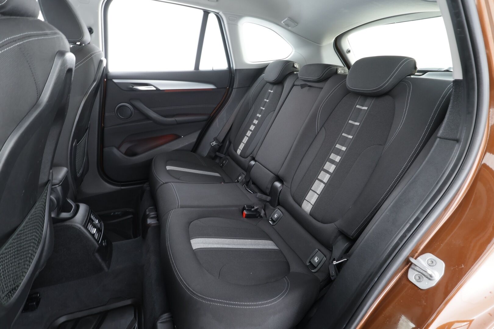 BMW X1 2016 F48 xDrive18d A Business * Vakkari / P.kamera / LED / Navi / Sporttipenkit / Koukku / Hifi / Comfort Access * - 1.Om Suomi-auto / Kahdet renkaat aluvanteilla - HULLU BLACKWEEK KORKOTARJOUS 2,49%