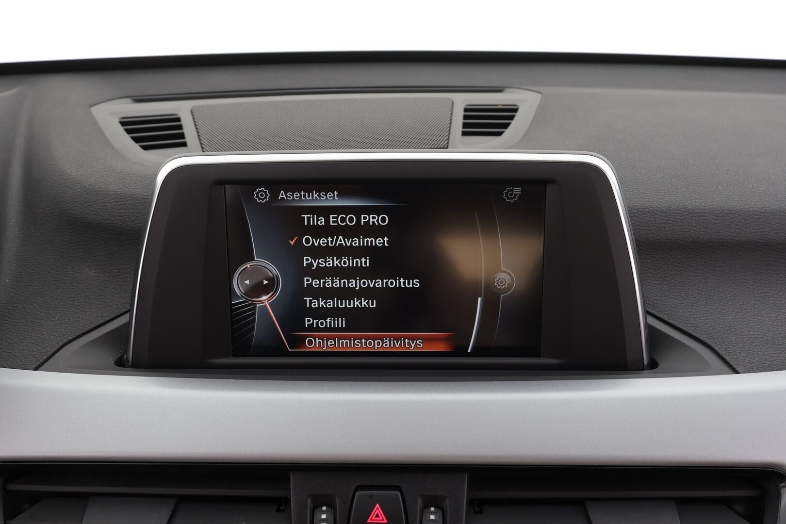 BMW X1 2016 F48 xDrive18d A Business * Vakkari / P.kamera / LED / Navi / Sporttipenkit / Koukku / Hifi / Comfort Access * - 1.Om Suomi-auto / Kahdet renkaat aluvanteilla - HULLU BLACKWEEK KORKOTARJOUS 2,49%