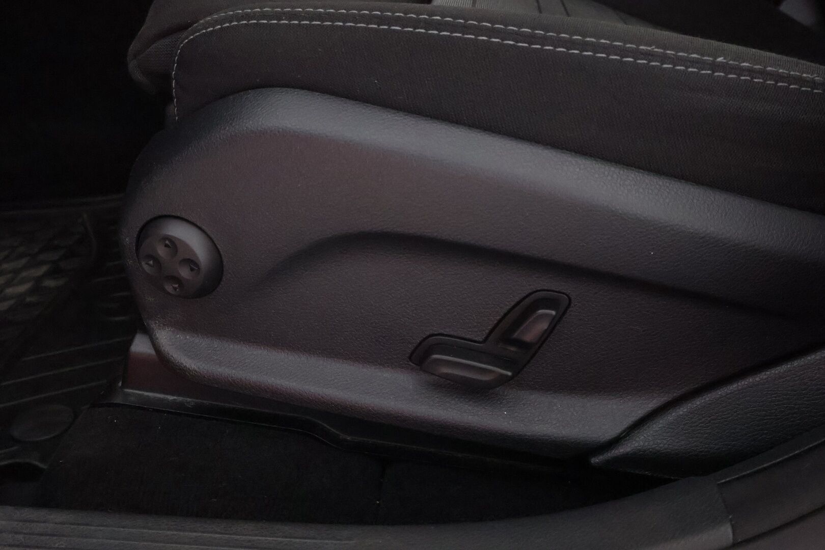 Mercedes-Benz GLC 2016 250 d 4Matic A Premium Business * Suomiauto / Burmester / Vetokoukku / Peruutuskamera / ILS LED / Lohko & Sisäpistoke! - Pienet kilometrit / Siisti / Juuri tullut Tampereelle!