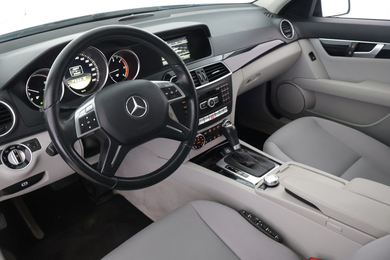 Mercedes-Benz C 2012 220 cdi Premium Business */ Ortopedi-istuimet / Kattoluukku / Vakkari / Lohko / Koukku / 2x renkaat /* - Särmä historia / Juuri leimattu / Ilmainen kotiintoimitus