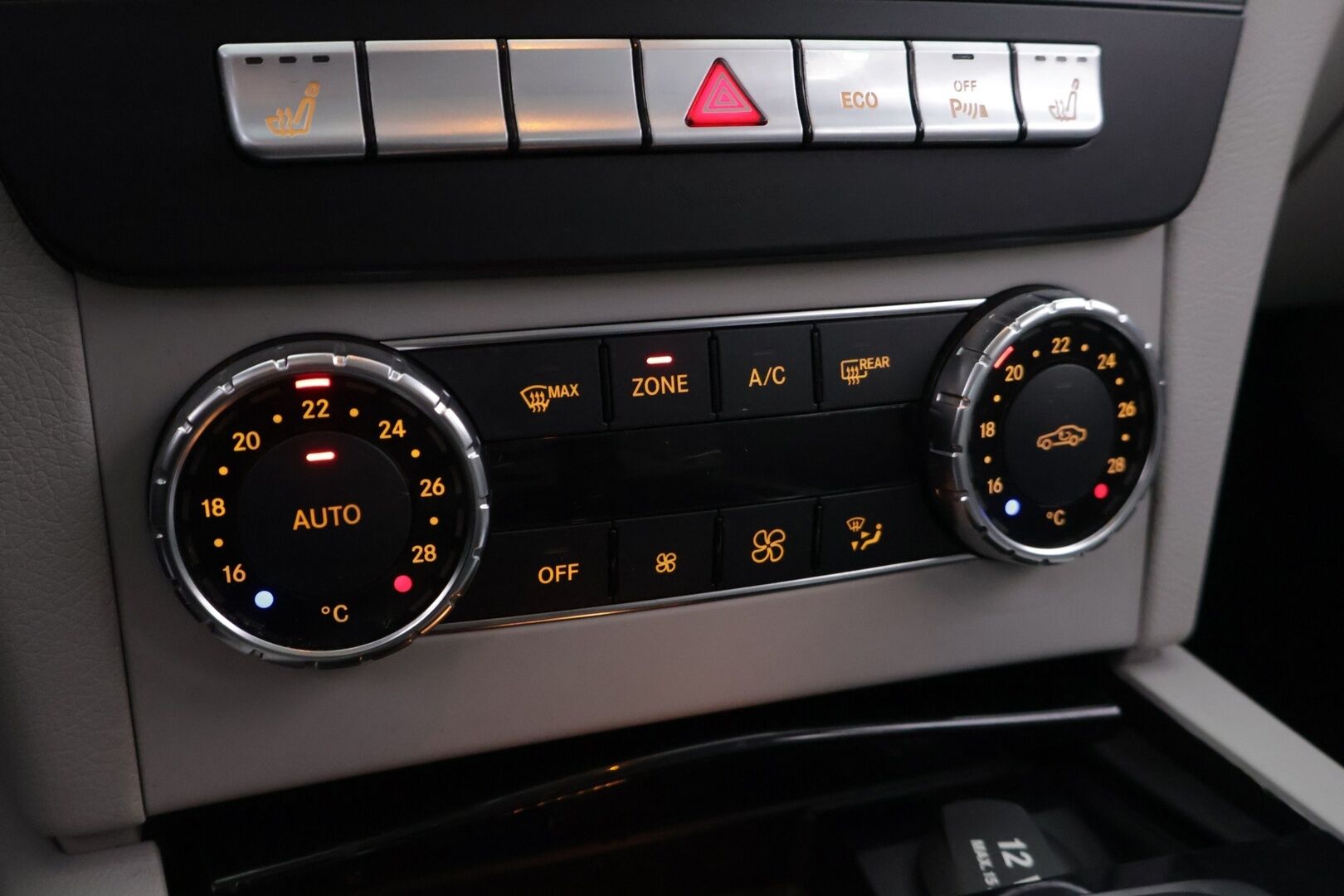 Mercedes-Benz C 2012 220 cdi Premium Business */ Ortopedi-istuimet / Kattoluukku / Vakkari / Lohko / Koukku / 2x renkaat /* - Särmä historia / Juuri leimattu / Ilmainen kotiintoimitus