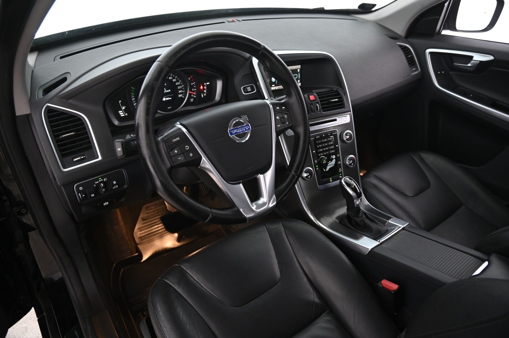 Volvo XC60 2016 D4 AWD Business Summum aut - Muistipenkit | Vetokoukku | Webasto | Ei Adblue |  High Performance audio |  | 2x renkaat&alumiinivanteet | nahkasisusta