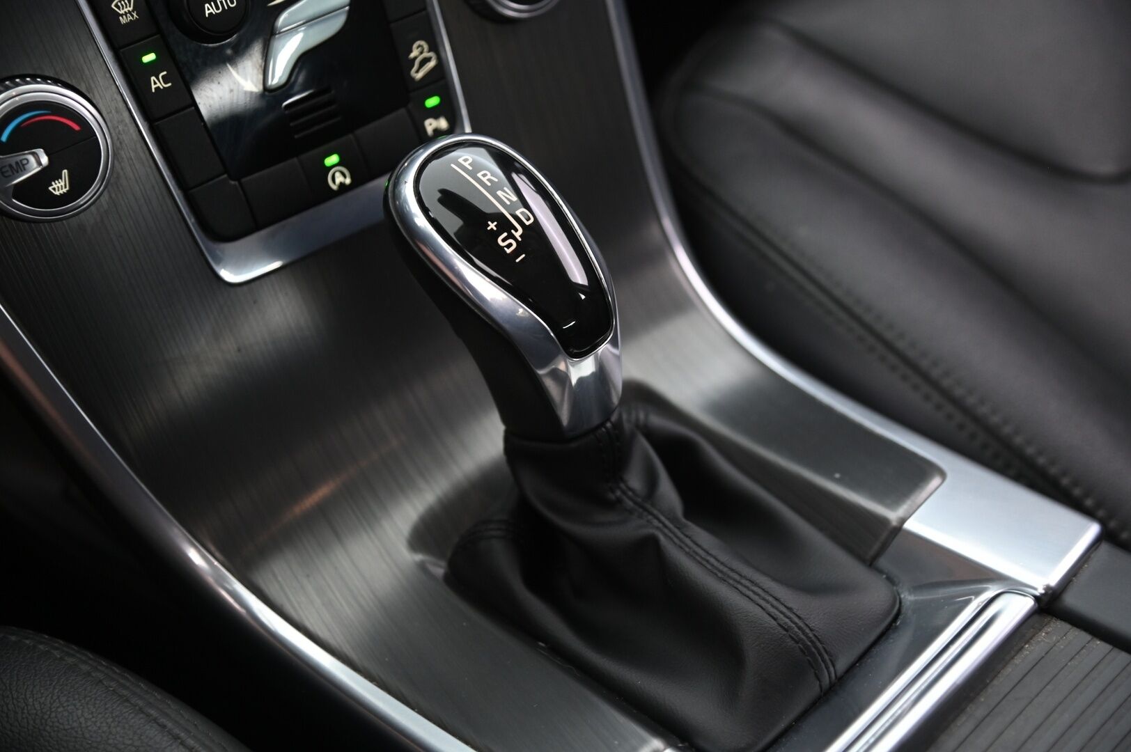 Volvo XC60 2016 D4 AWD Business Summum aut - Muistipenkit | Vetokoukku | Webasto | Ei Adblue |  High Performance audio |  | 2x renkaat&alumiinivanteet | nahkasisusta