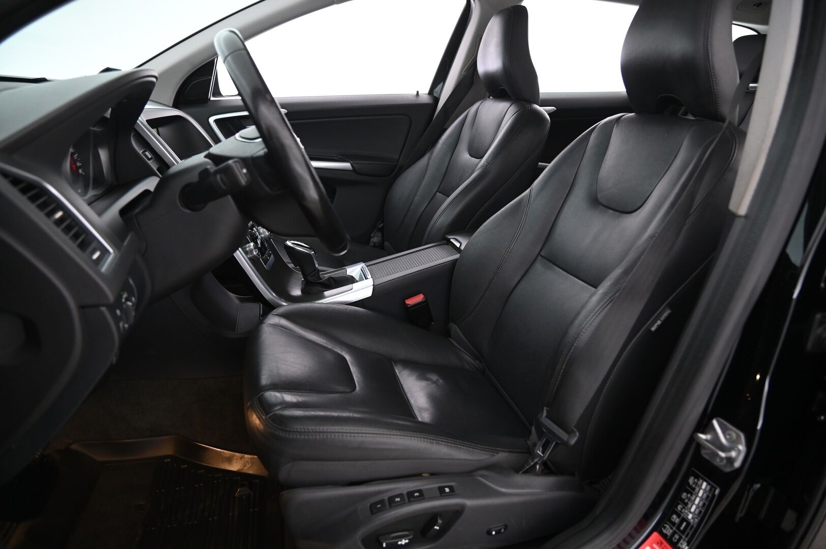 Volvo XC60 2016 D4 AWD Business Summum aut - Muistipenkit | Vetokoukku | Webasto | Ei Adblue |  High Performance audio |  | 2x renkaat&alumiinivanteet | nahkasisusta