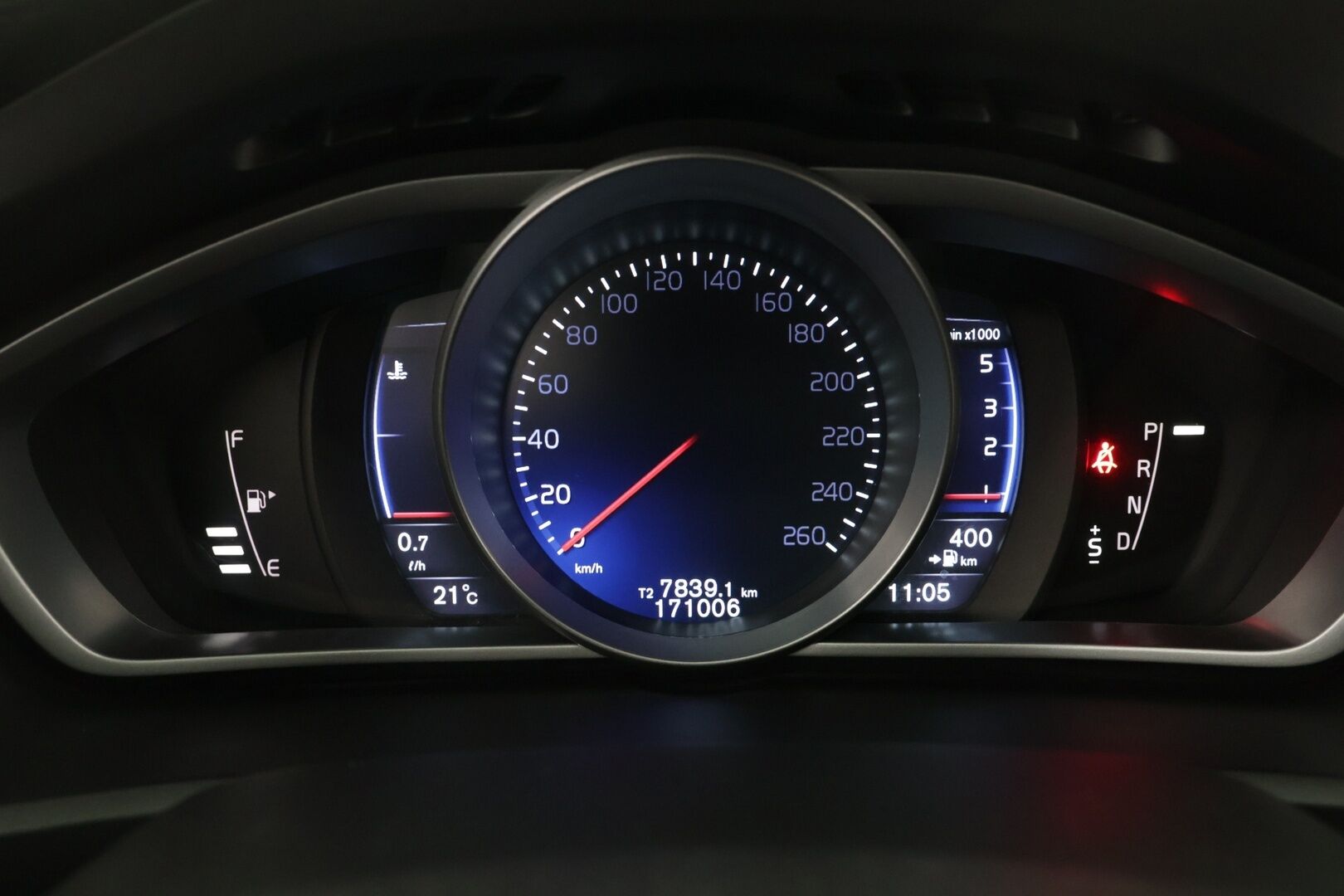 Volvo V40 2016 D4 Business R-Design aut - Ei Adblue järjestelmää | Vakkari | R-Design | Bluetooth | Star&Stop järjestelmä | Autom. Ilmastointi | Vetokoukku | 2x vanteet | Digimittaristo | Navi - KORKO VAIN 3,99 %