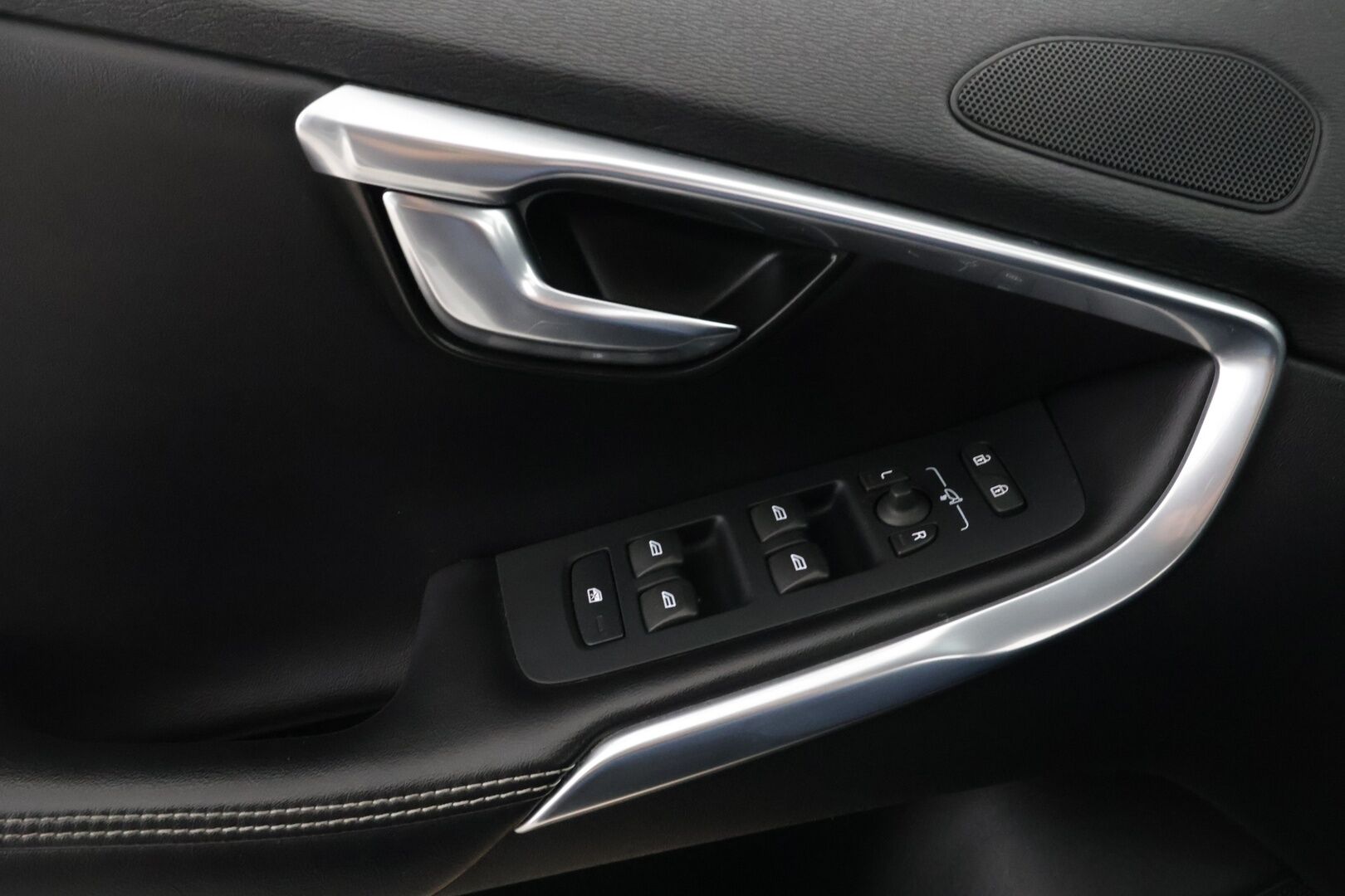 Volvo V40 2016 D4 Business R-Design aut - Ei Adblue järjestelmää | Vakkari | R-Design | Bluetooth | Star&Stop järjestelmä | Autom. Ilmastointi | Vetokoukku | 2x vanteet | Digimittaristo | Navi - KORKO VAIN 3,99 %
