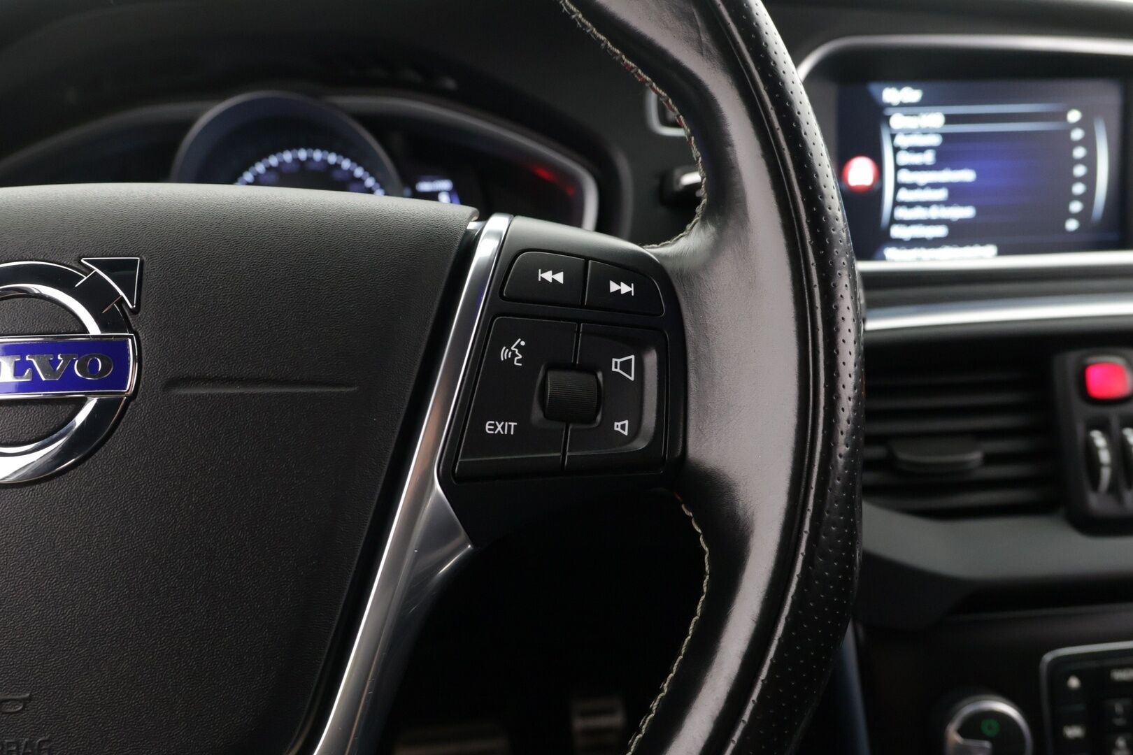 Volvo V40 2016 D4 Business R-Design aut - Ei Adblue järjestelmää | Vakkari | R-Design | Bluetooth | Star&Stop järjestelmä | Autom. Ilmastointi | Vetokoukku | 2x vanteet | Digimittaristo | Navi - KORKO VAIN 3,99 %
