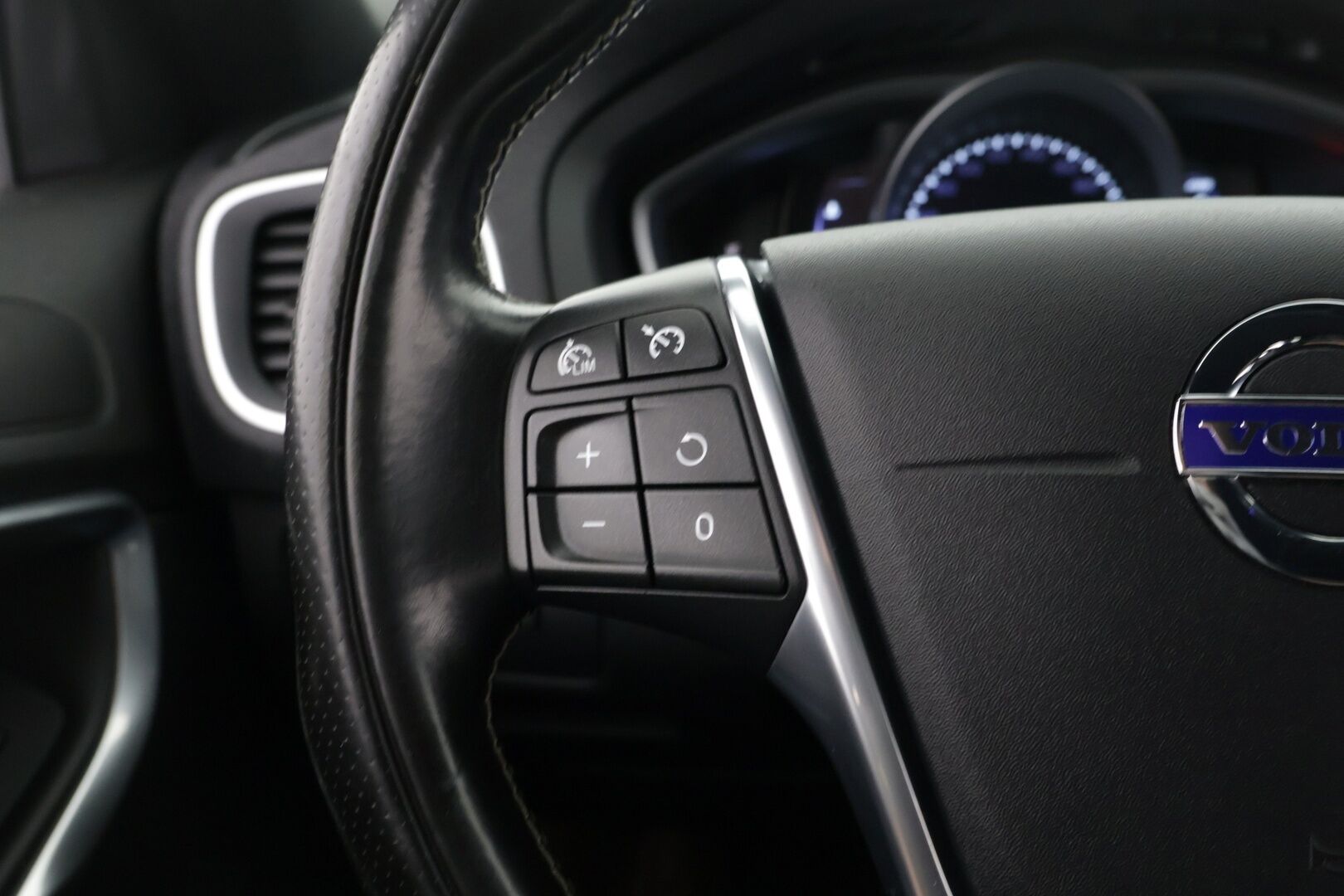 Volvo V40 2016 D4 Business R-Design aut - Ei Adblue järjestelmää | Vakkari | R-Design | Bluetooth | Star&Stop järjestelmä | Autom. Ilmastointi | Vetokoukku | 2x vanteet | Digimittaristo | Navi - KORKO VAIN 3,99 %