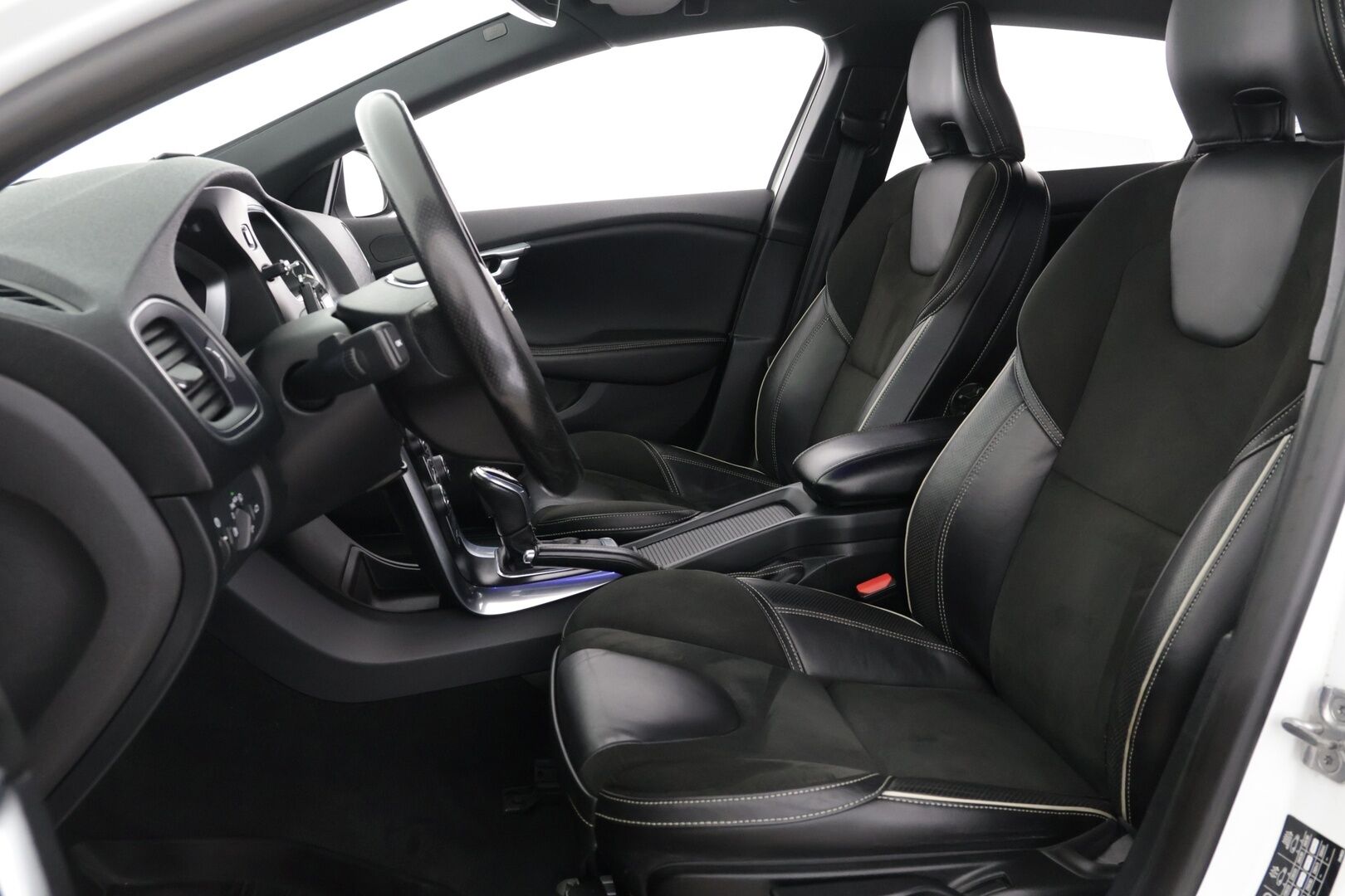 Volvo V40 2016 D4 Business R-Design aut - Ei Adblue järjestelmää | Vakkari | R-Design | Bluetooth | Star&Stop järjestelmä | Autom. Ilmastointi | Vetokoukku | 2x vanteet | Digimittaristo | Navi - KORKO VAIN 3,99 %
