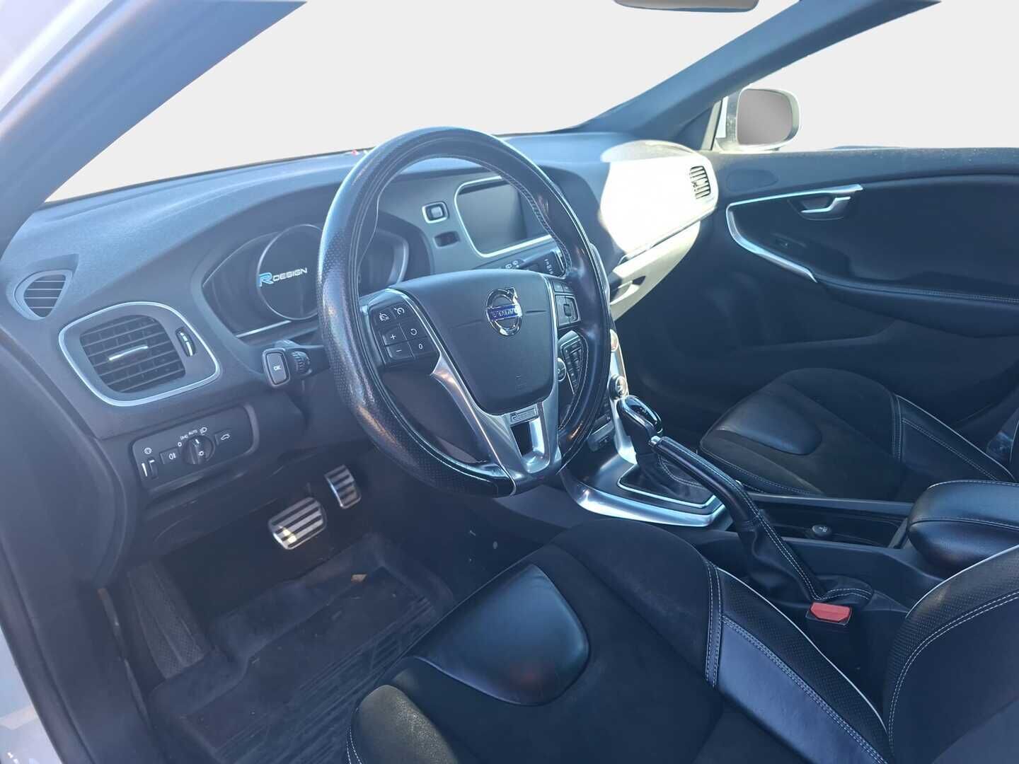 Volvo V40 2016 D4 Business R-Design aut - Ei Adblue järjestelmää | Vakkari | R-Design | Bluetooth | Star&Stop järjestelmä | Autom. Ilmastointi | Vetokoukku | 2x vanteet | Digimittaristo | Navi