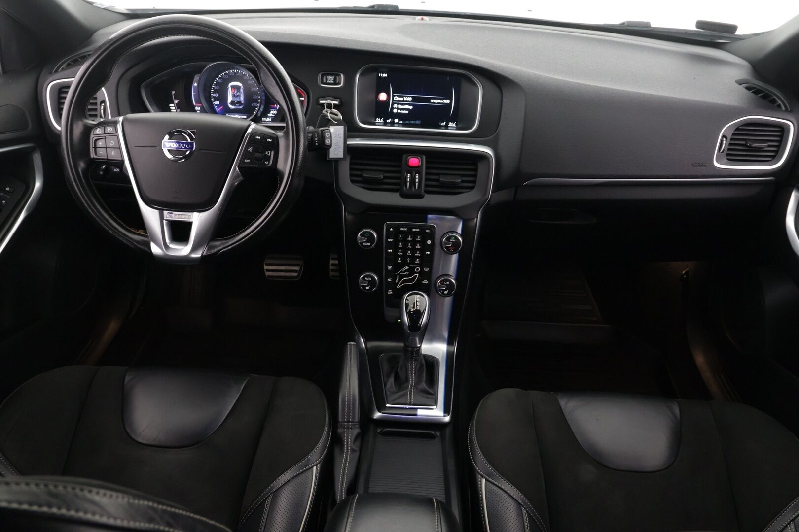 Volvo V40 2016 D4 Business R-Design aut - Ei Adblue järjestelmää | Vakkari | R-Design | Bluetooth | Star&Stop järjestelmä | Autom. Ilmastointi | Vetokoukku | 2x vanteet | Digimittaristo | Navi - KORKO VAIN 3,99 %