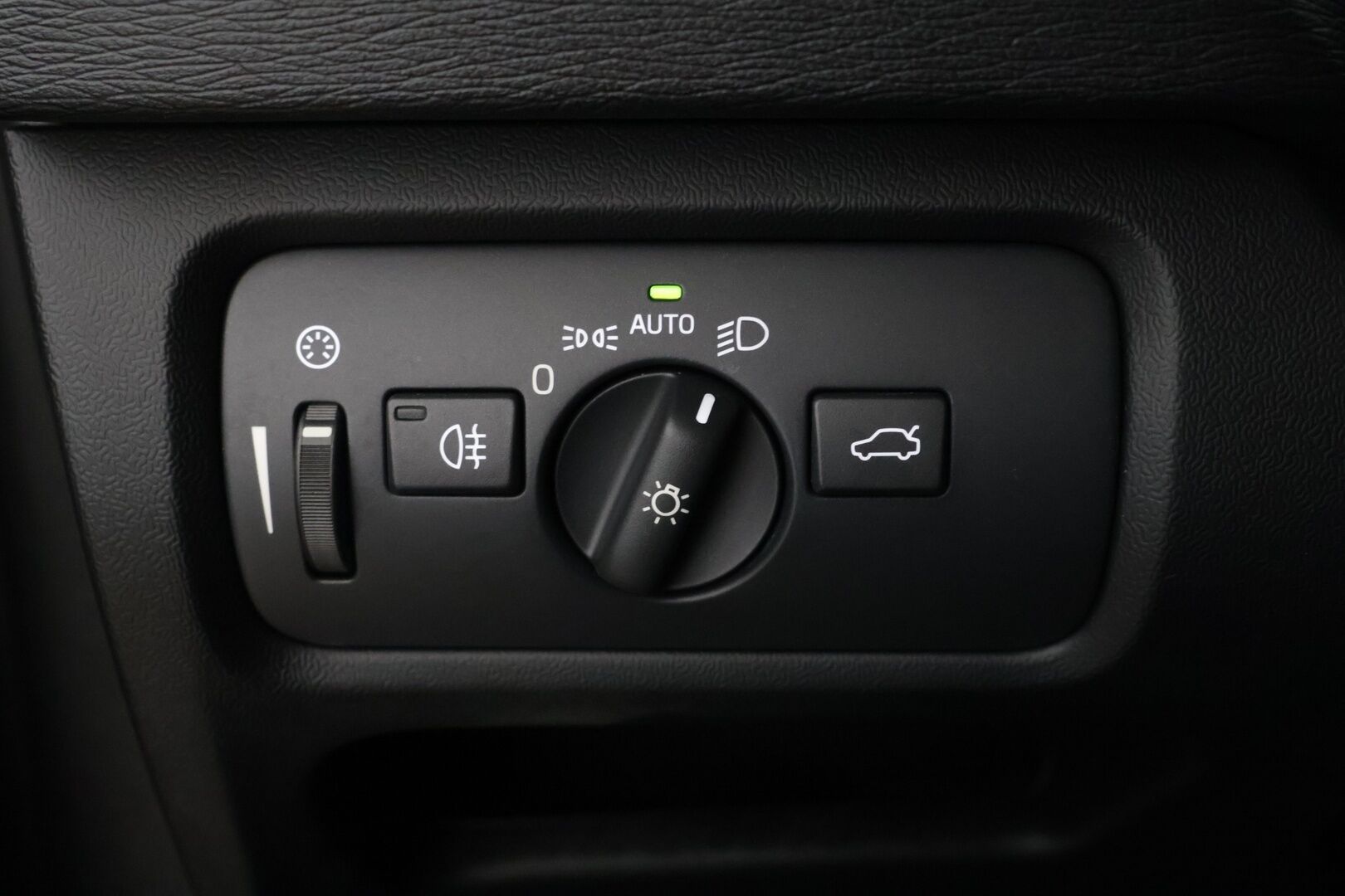 Volvo V40 2016 D4 Business R-Design aut - Ei Adblue järjestelmää | Vakkari | R-Design | Bluetooth | Star&Stop järjestelmä | Autom. Ilmastointi | Vetokoukku | 2x vanteet | Digimittaristo | Navi - KORKO VAIN 3,99 %