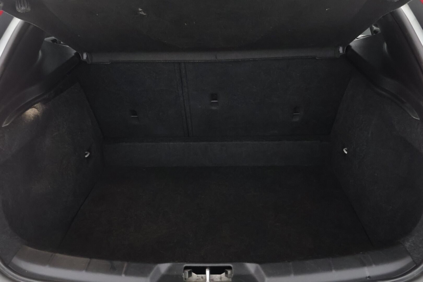 Volvo V40 2016 D4 Business R-Design aut - Ei Adblue järjestelmää | Vakkari | R-Design | Bluetooth | Star&Stop järjestelmä | Autom. Ilmastointi | Vetokoukku | 2x vanteet | Digimittaristo | Navi - KORKO VAIN 3,99 %
