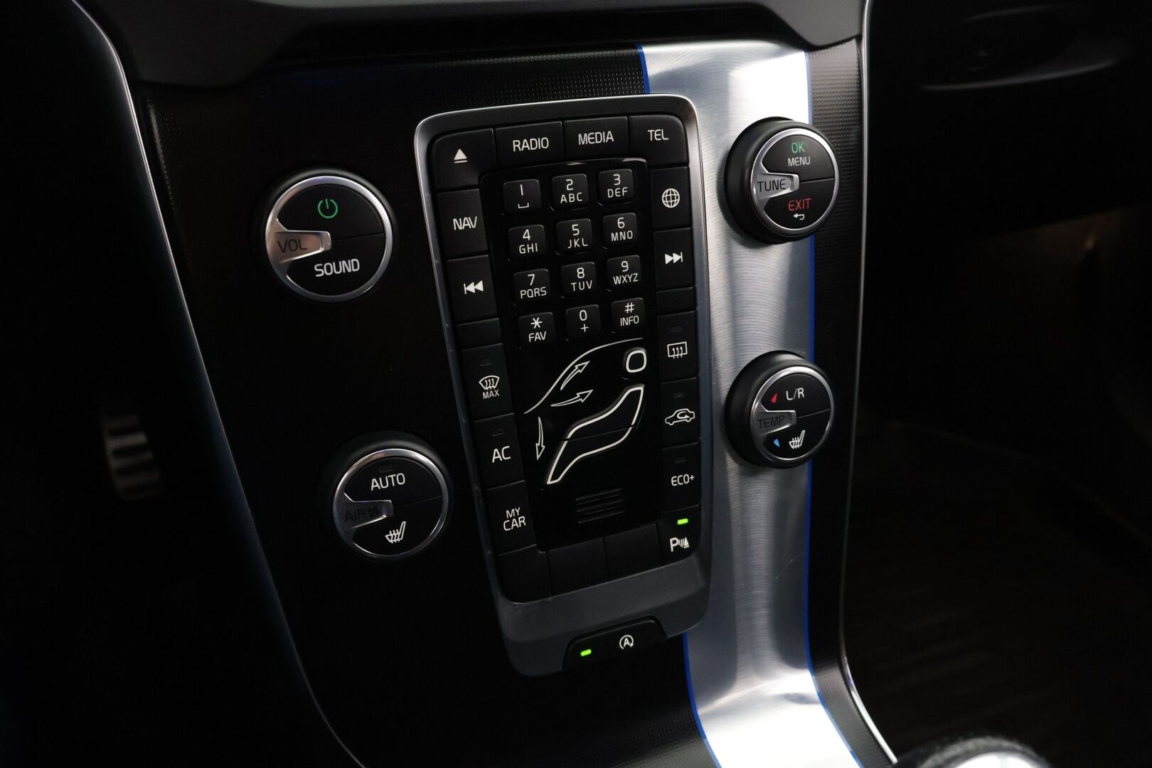 Volvo V40 2016 D4 Business R-Design aut - Ei Adblue järjestelmää | Vakkari | R-Design | Bluetooth | Star&Stop järjestelmä | Autom. Ilmastointi | Vetokoukku | 2x vanteet | Digimittaristo | Navi - KORKO VAIN 3,99 %
